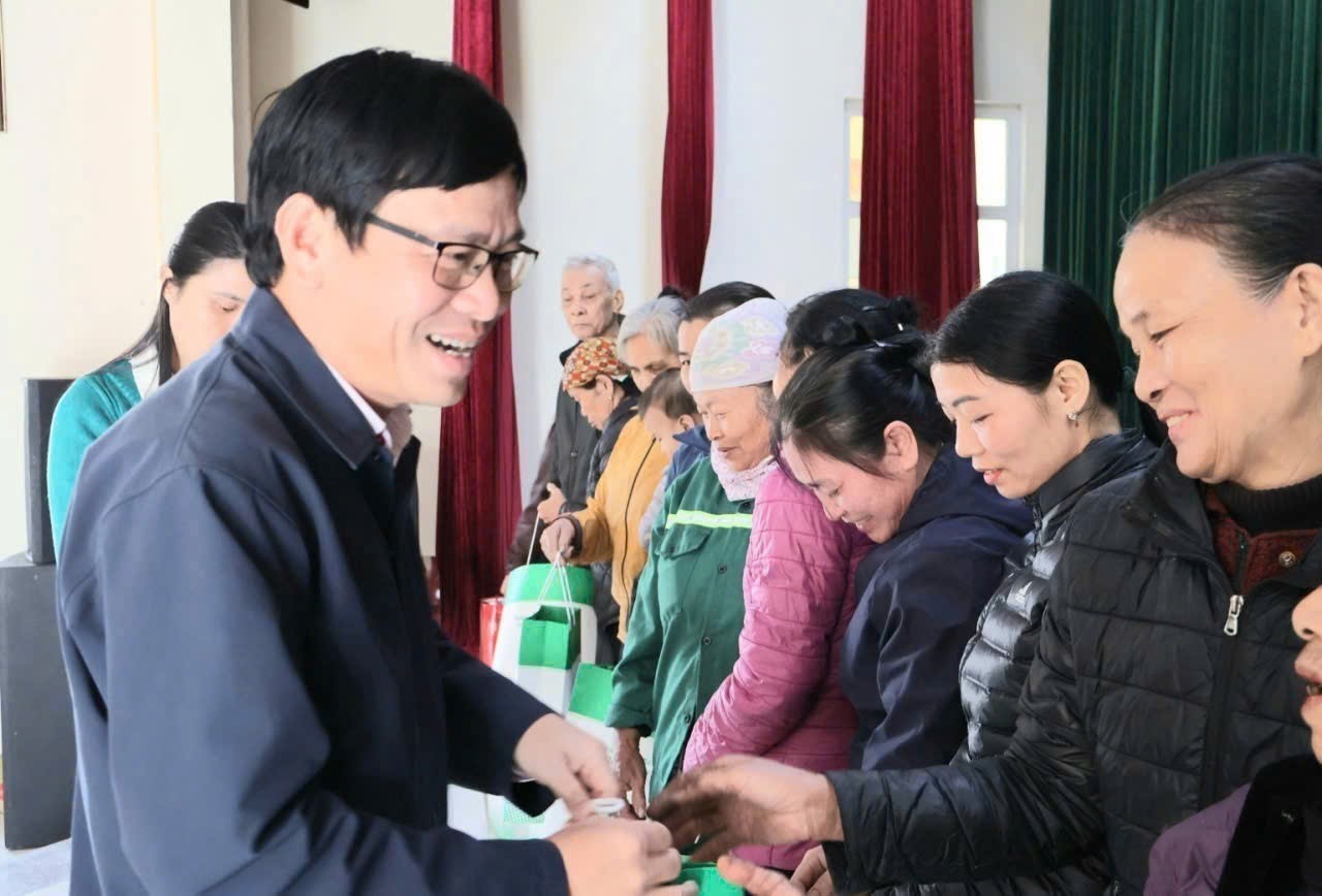 Chăm lo Tết cho các hộ nghèo, gia đình chính sách