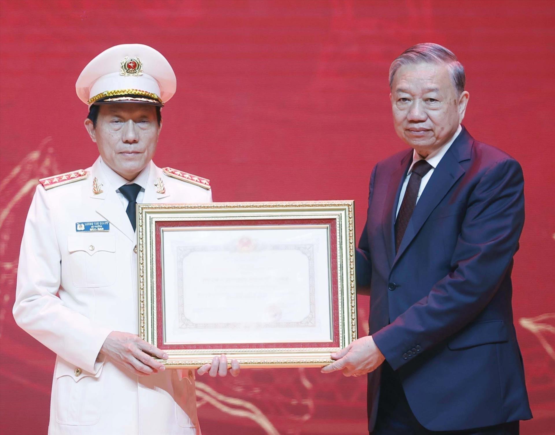 또 럼 당 서기장: 인민공안 정보부대의 강력한 사고 혁신 및 전략적 비전 확보 강조