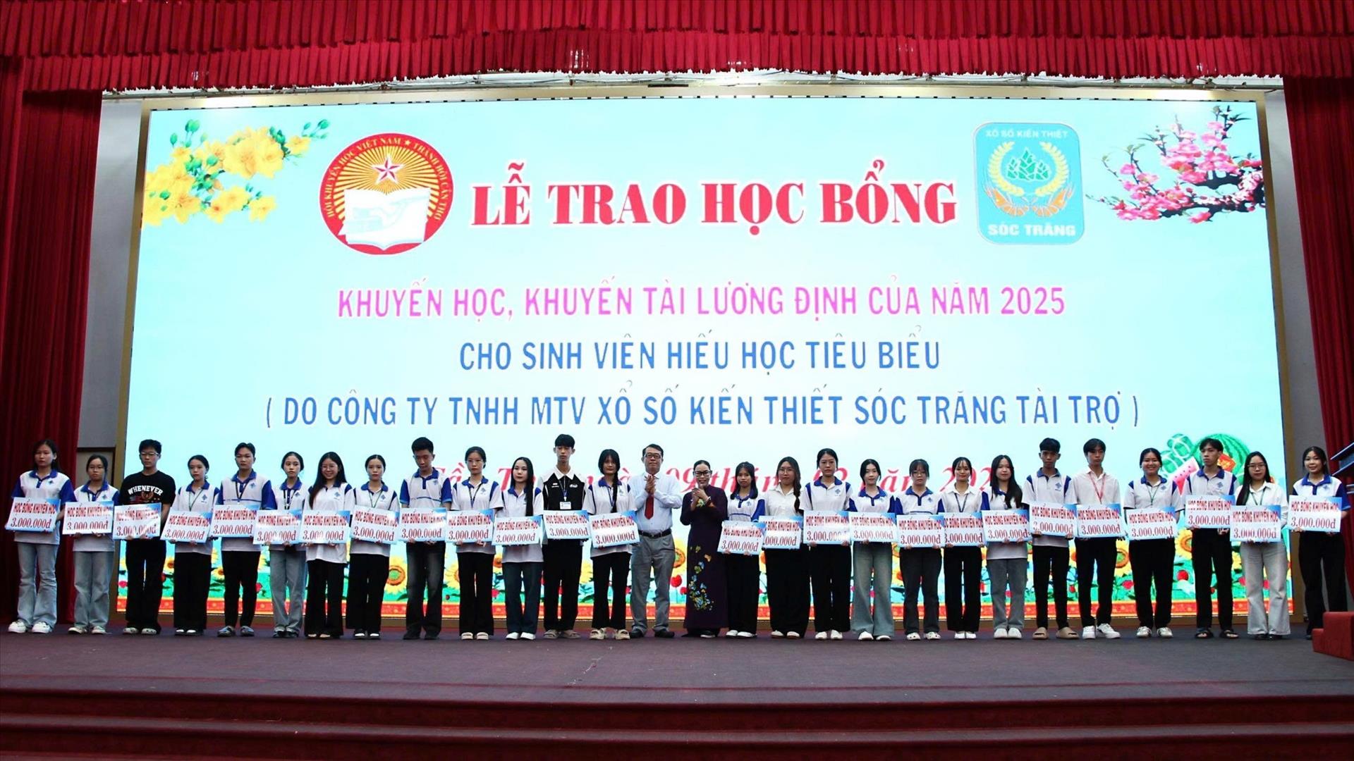 Tiếp sức cho sinh viên hiếu học tiêu biểu