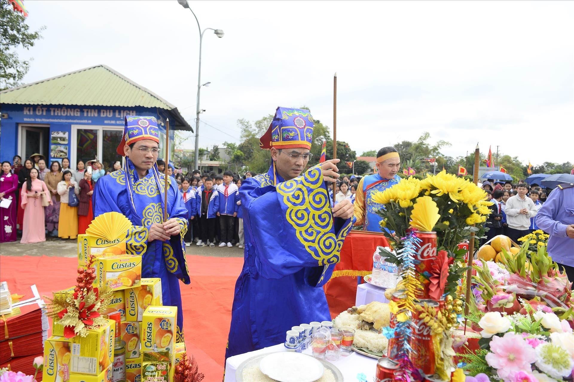 Lễ Thượng nêu, thả cá tại Di sản Thành nhà Hồ thu hút đông du khách