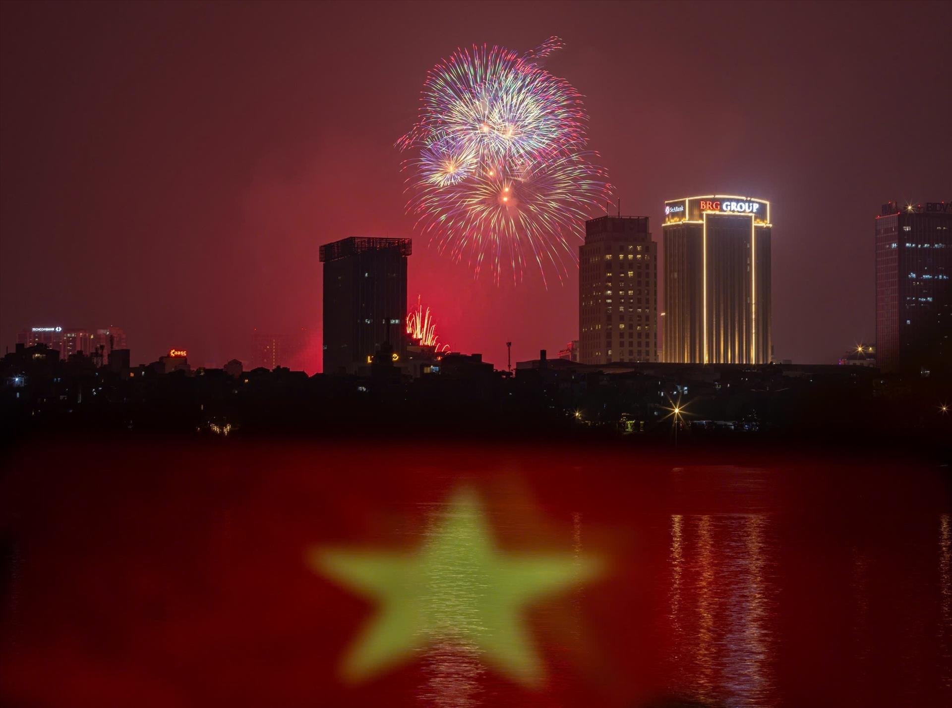 喜迎丙午新春：烟花璀璨，寄寓马到成功之愿