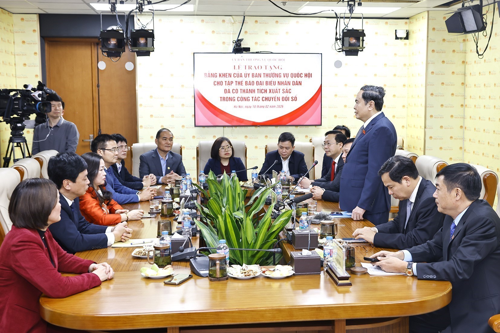 Chủ tịch Quốc hội Trần Thanh Mẫn trao Bằng khen của Ủy ban Thường vụ Quốc hội tặng Báo Đại biểu nhân dân