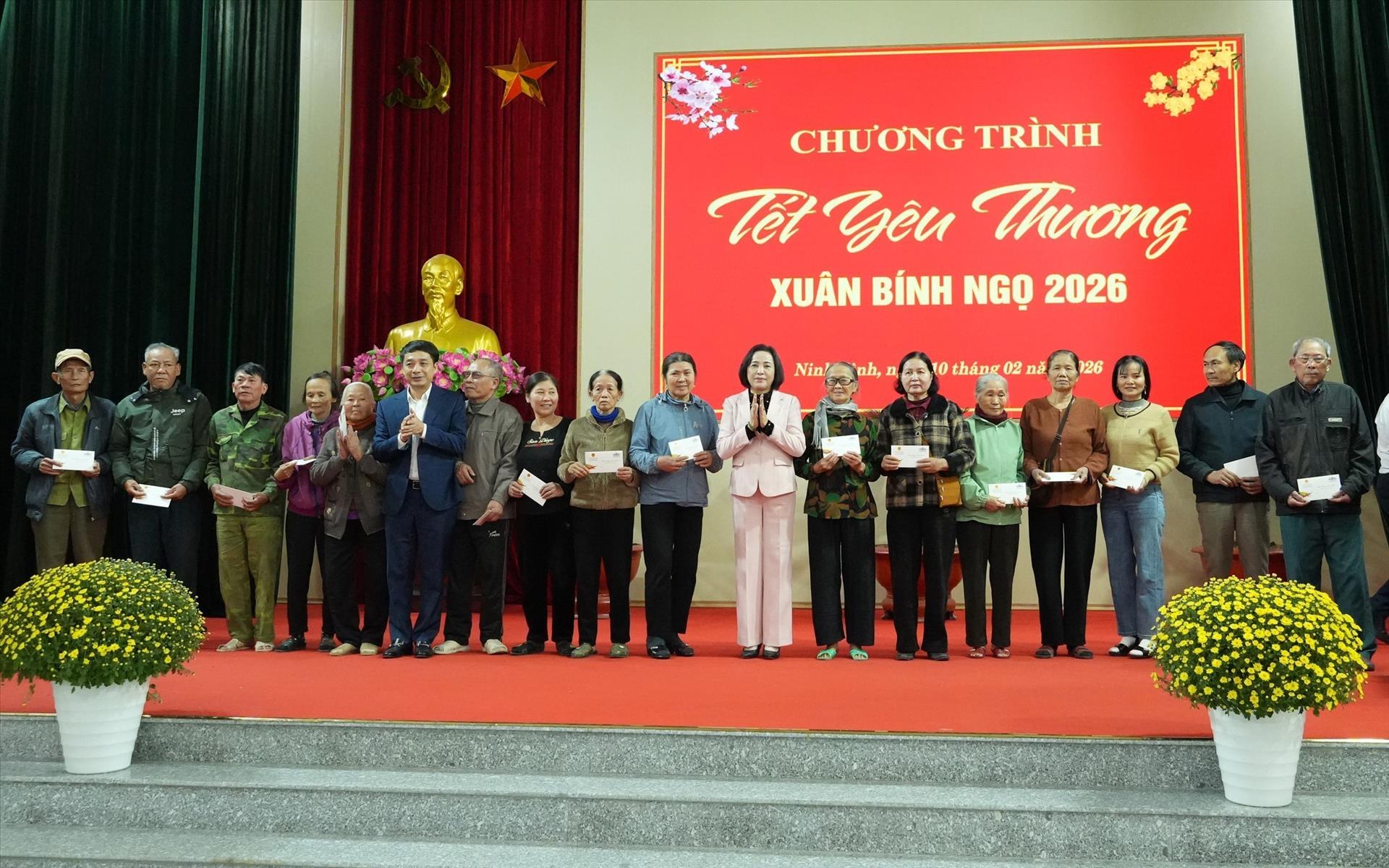 Phó Chủ tịch Quốc hội Nguyễn Thị Thanh tặng quà Tết tại Ninh Bình