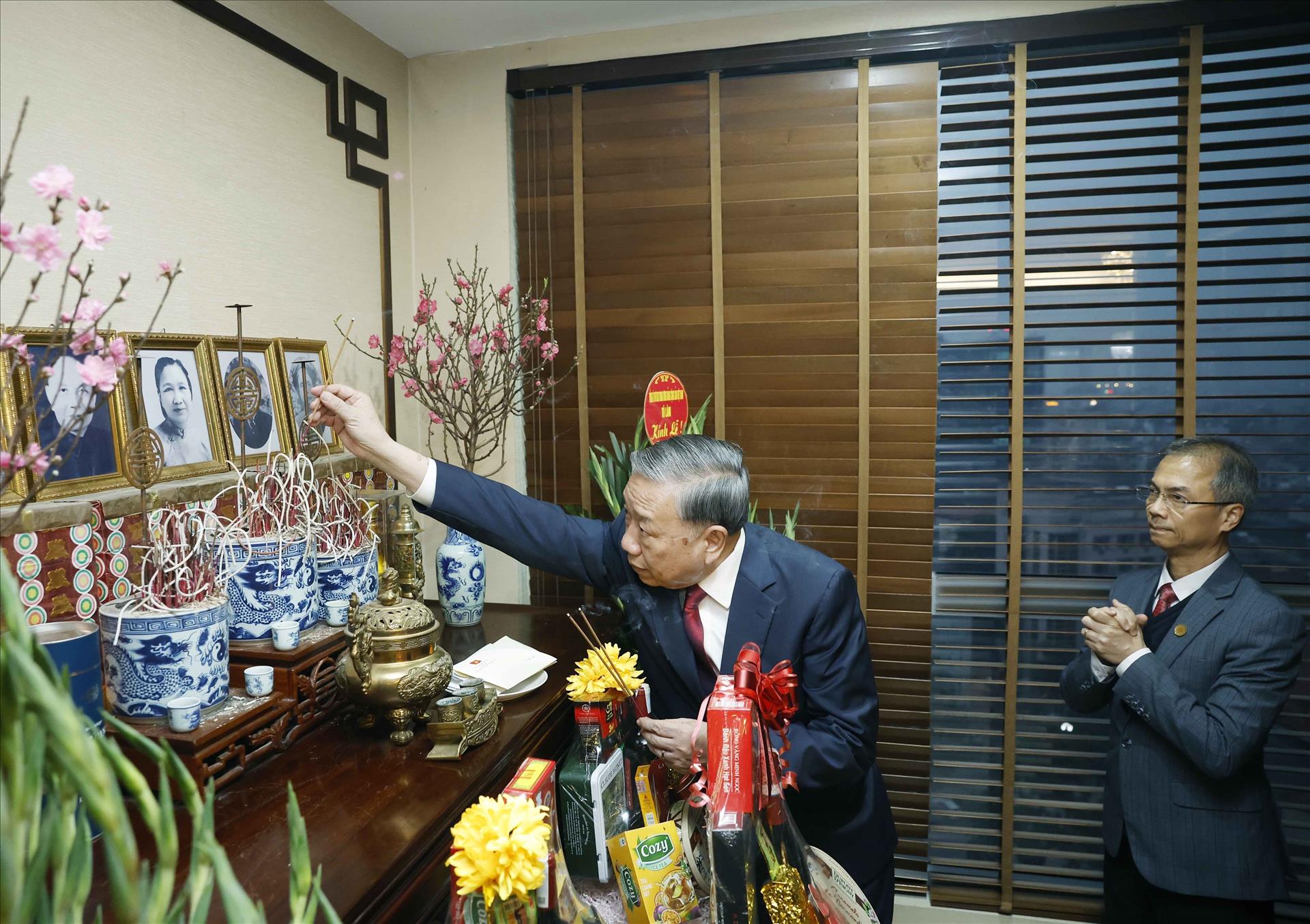 Tổng Bí thư Tô Lâm thắp hương tưởng nhớ các đồng chí nguyên lãnh đạo Đảng, Nhà nước