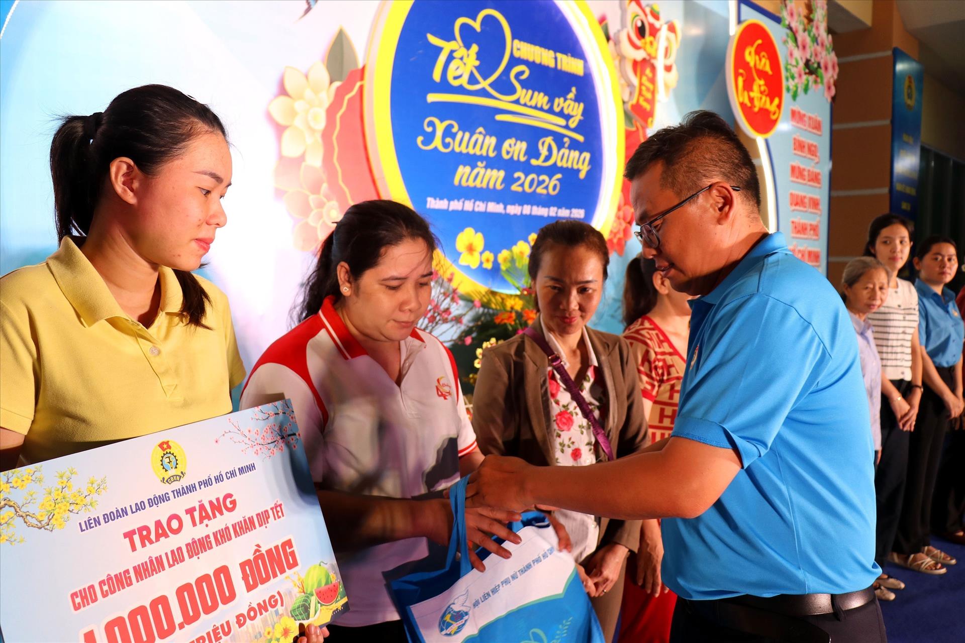  Liên đoàn Lao động Thành phố Hồ Chí Minh: Gặp mặt và thăm hỏi, tặng quà nhân dịp Tết Nguyên đán