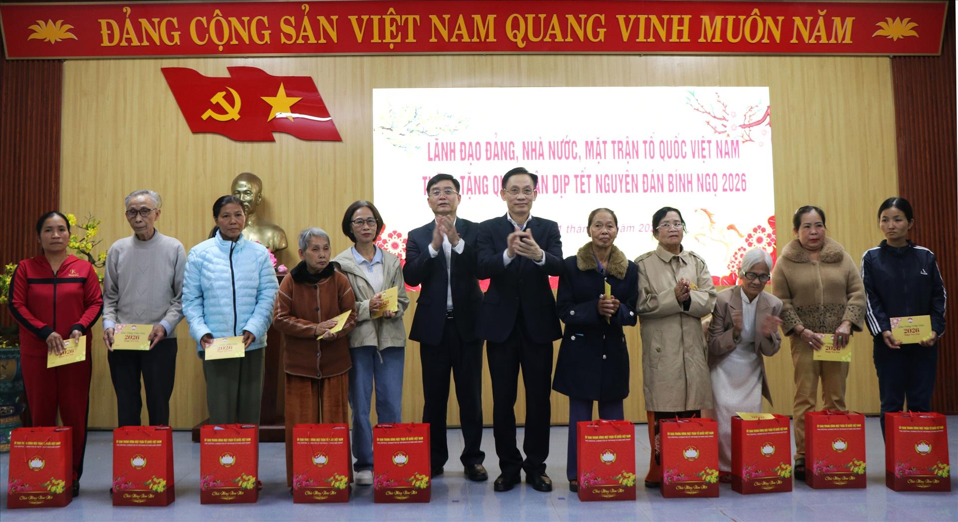 Ủy viên Bộ Chính trị, Bộ trưởng Bộ Ngoại giao Lê Hoài Trung tặng quà Tết tại Huế