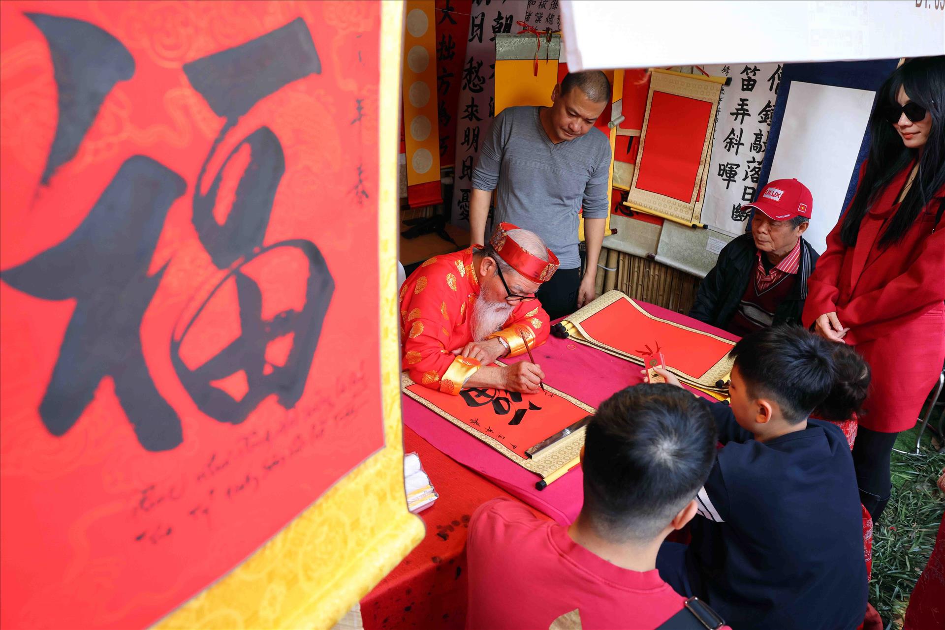 Nét đẹp văn hóa của tục xin chữ đầu năm