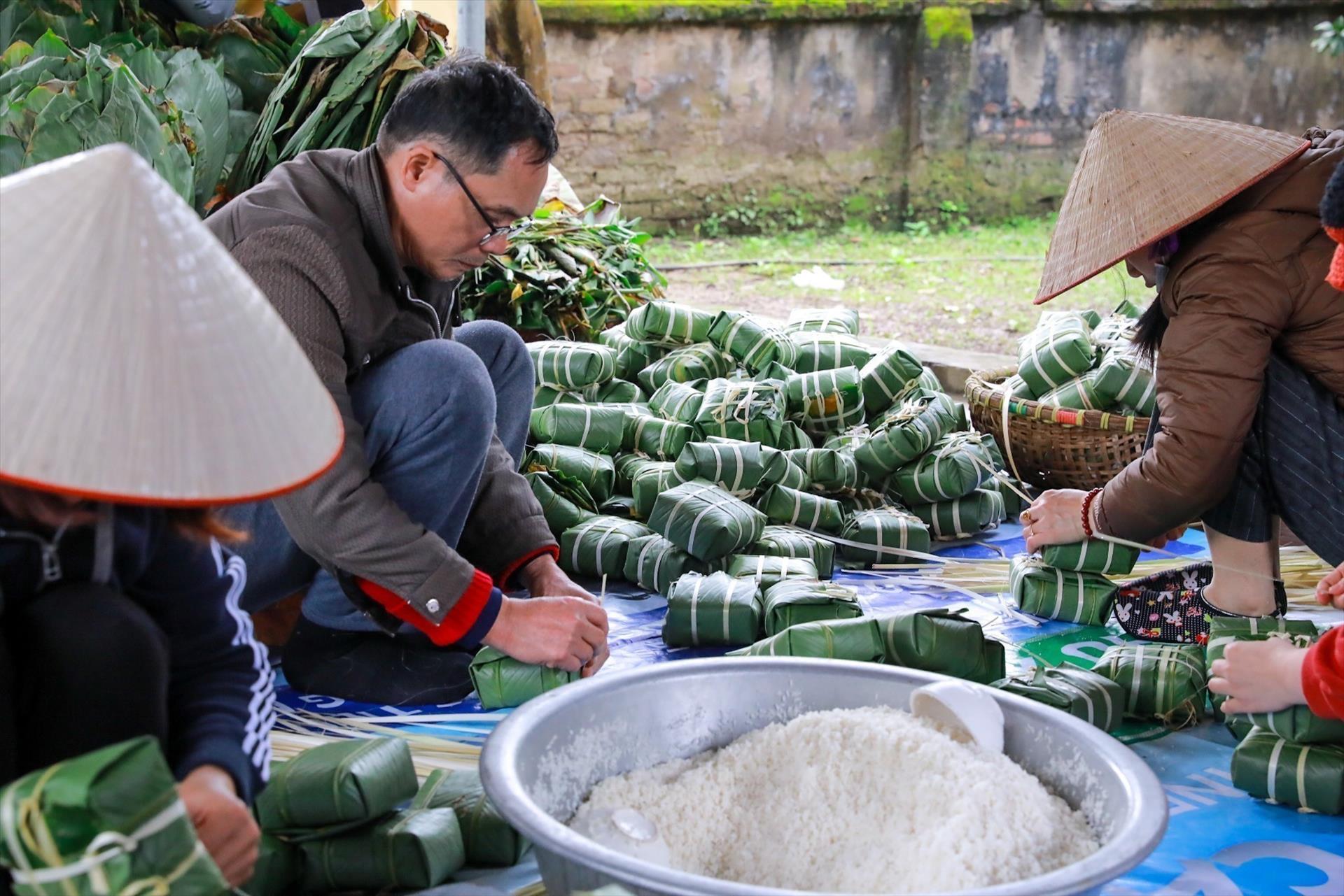 Taste of Tet fills the air in Tranh Khuc chung cake village