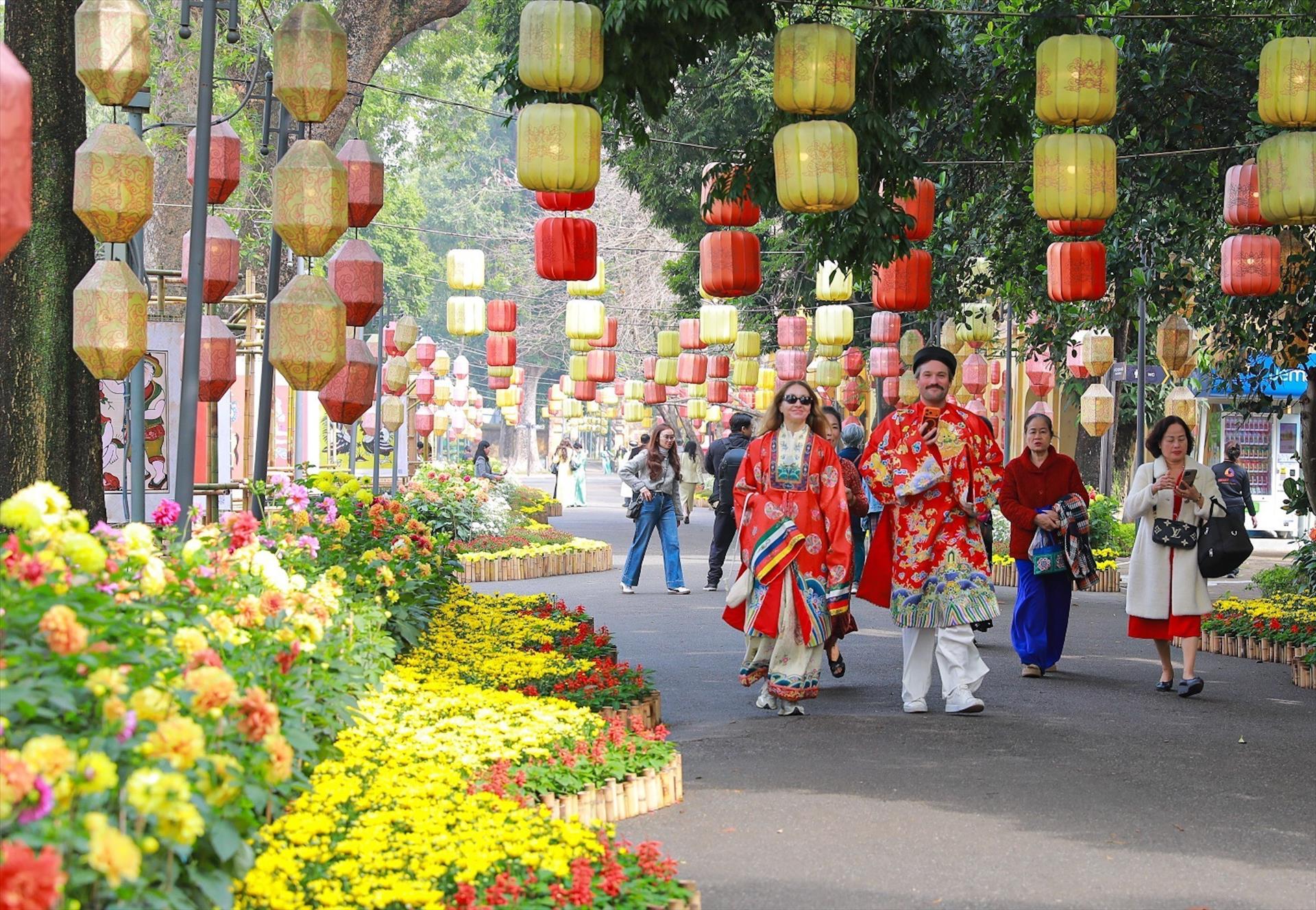 河内首次在升龙皇城内举办春节花街