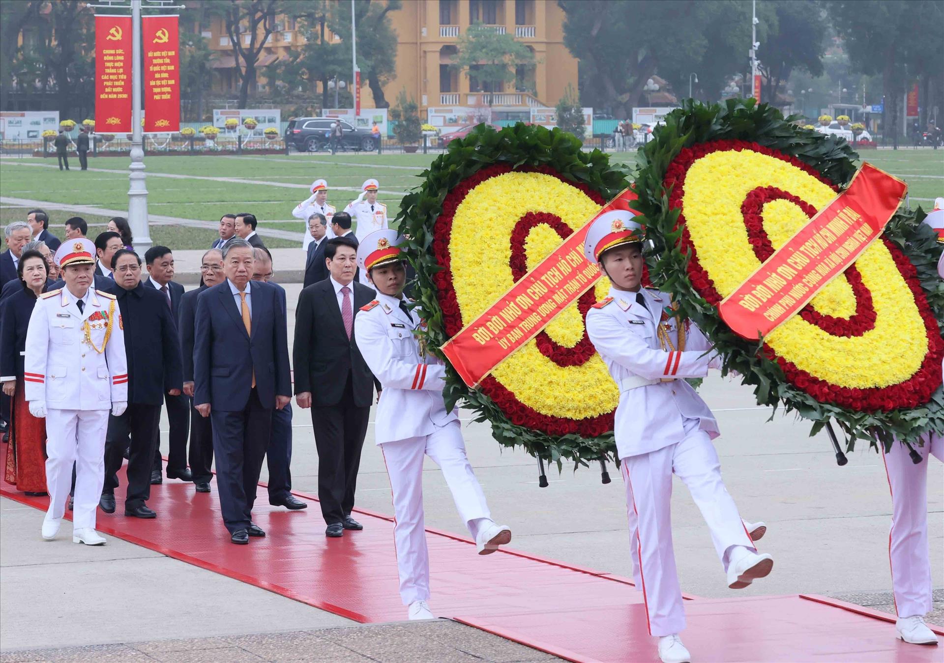 Líderes del Partido y del Estado rinden homenaje al Presidente Ho Chi Minh y a los Mártires con motivo del Tet