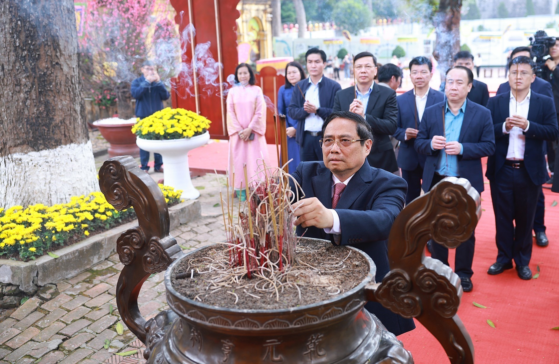 Thủ tướng Phạm Minh Chính dâng hương tại Hoàng thành Thăng Long