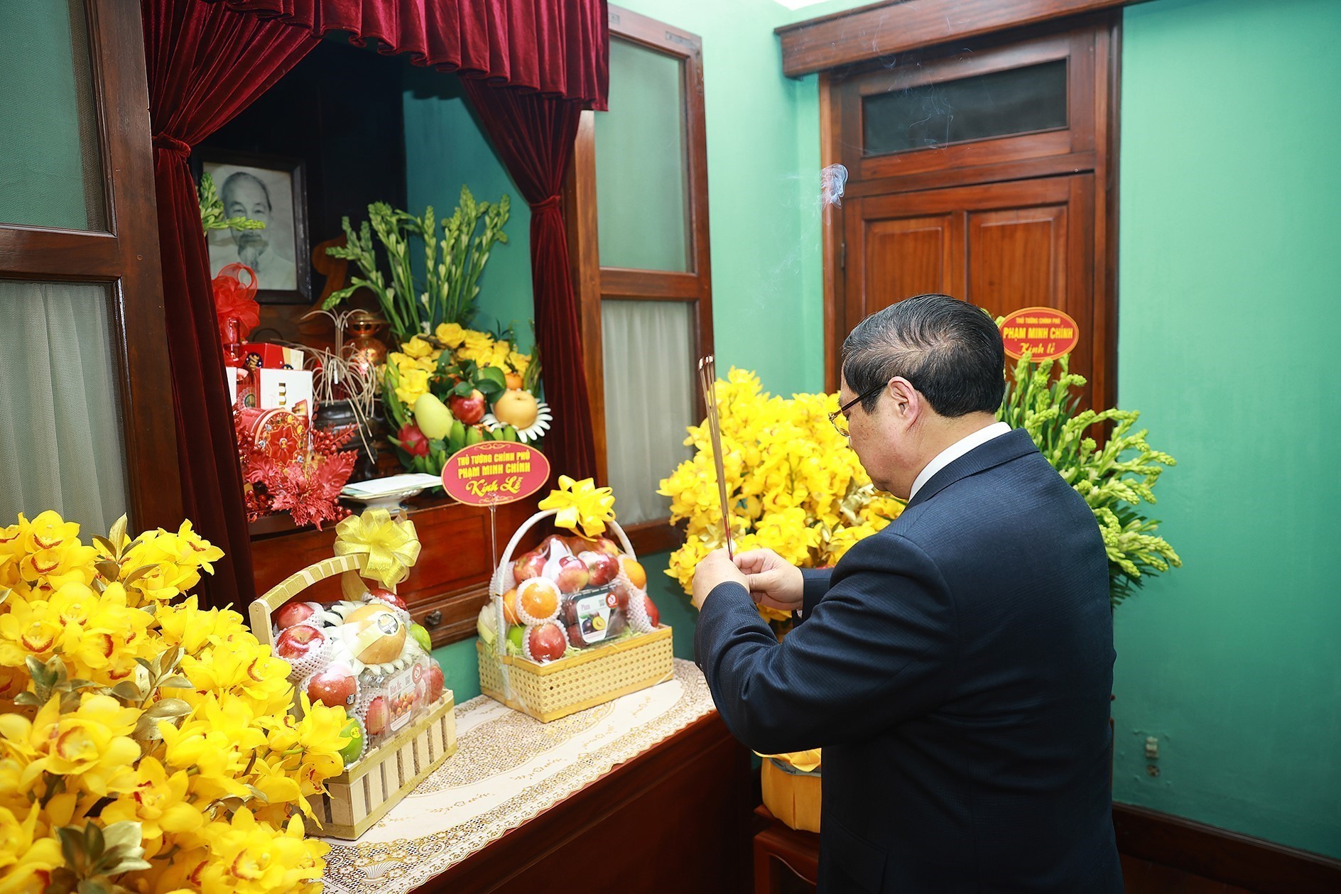 팜밍찡 총리, 67주택에서 호찌민 주석 추모 분향