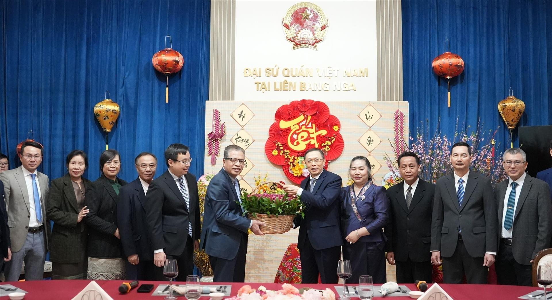 Vietnam, Laos share festive spirit ahead of Lunar New Year 2026