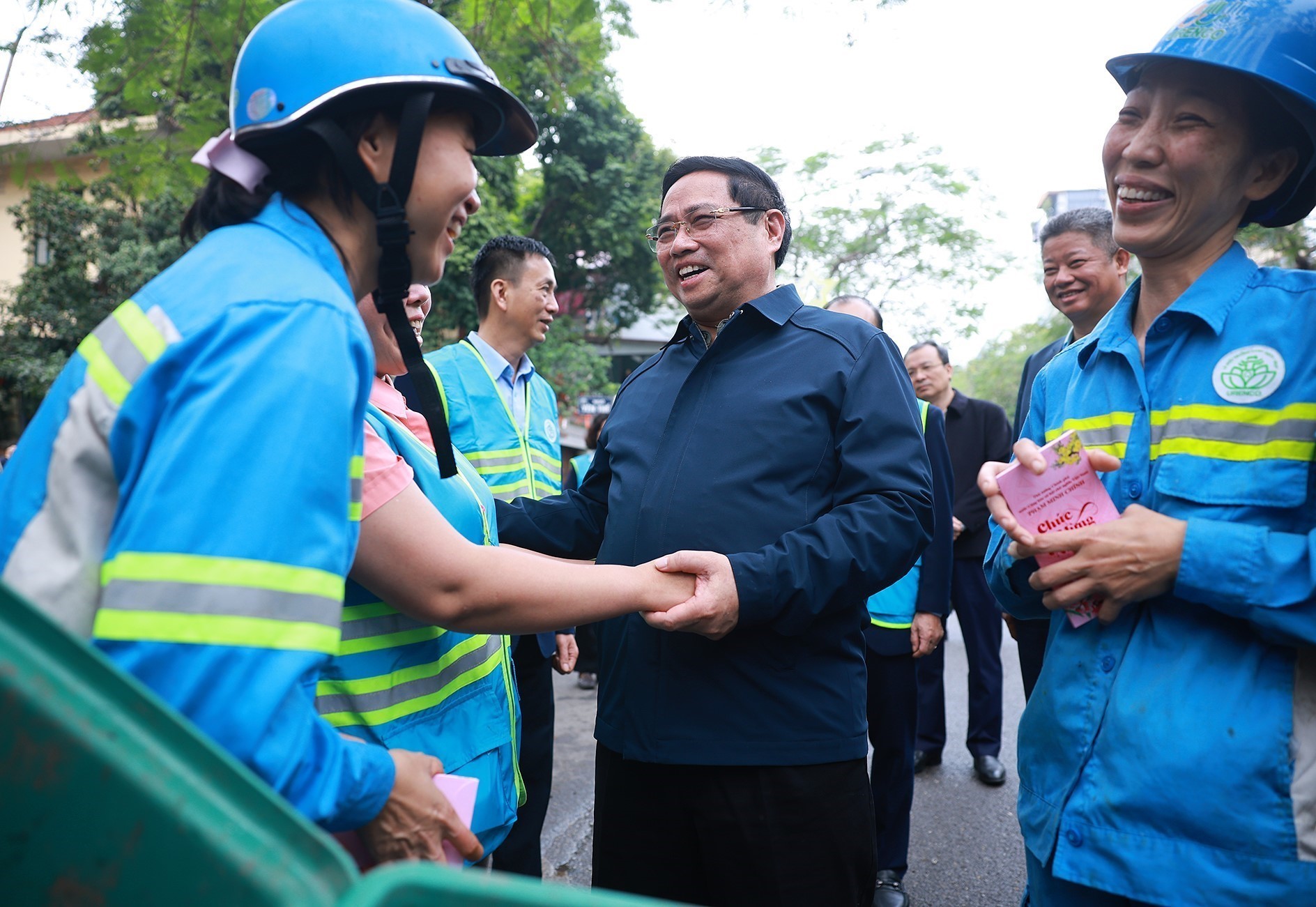 Thủ tướng Phạm Minh Chính thăm, động viên lực lượng bảo đảm vệ sinh môi trường tại Thủ đô Hà Nội