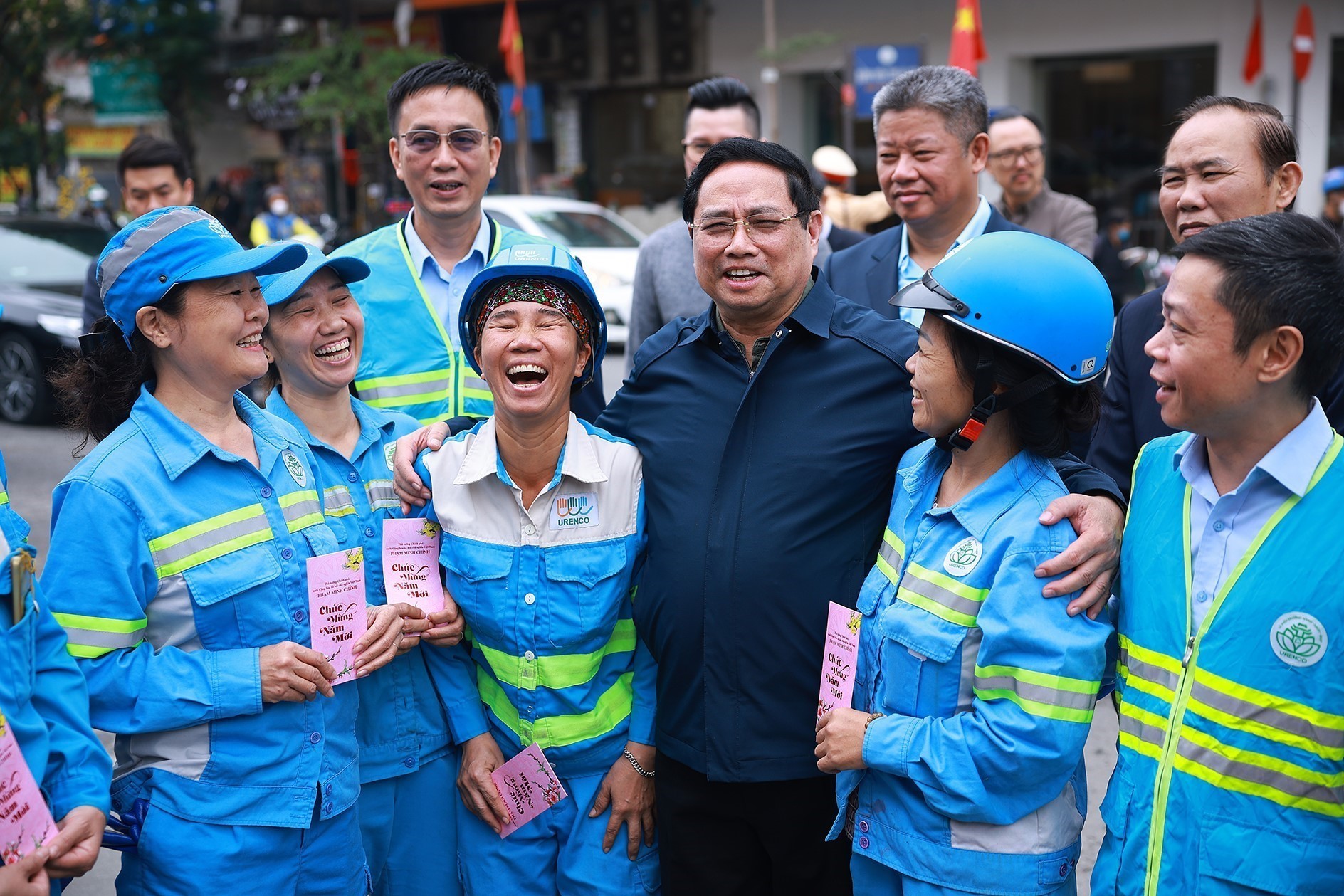 PM Pham Minh Chinh extends Tet greetings to environmental sanitation workers in Hanoi