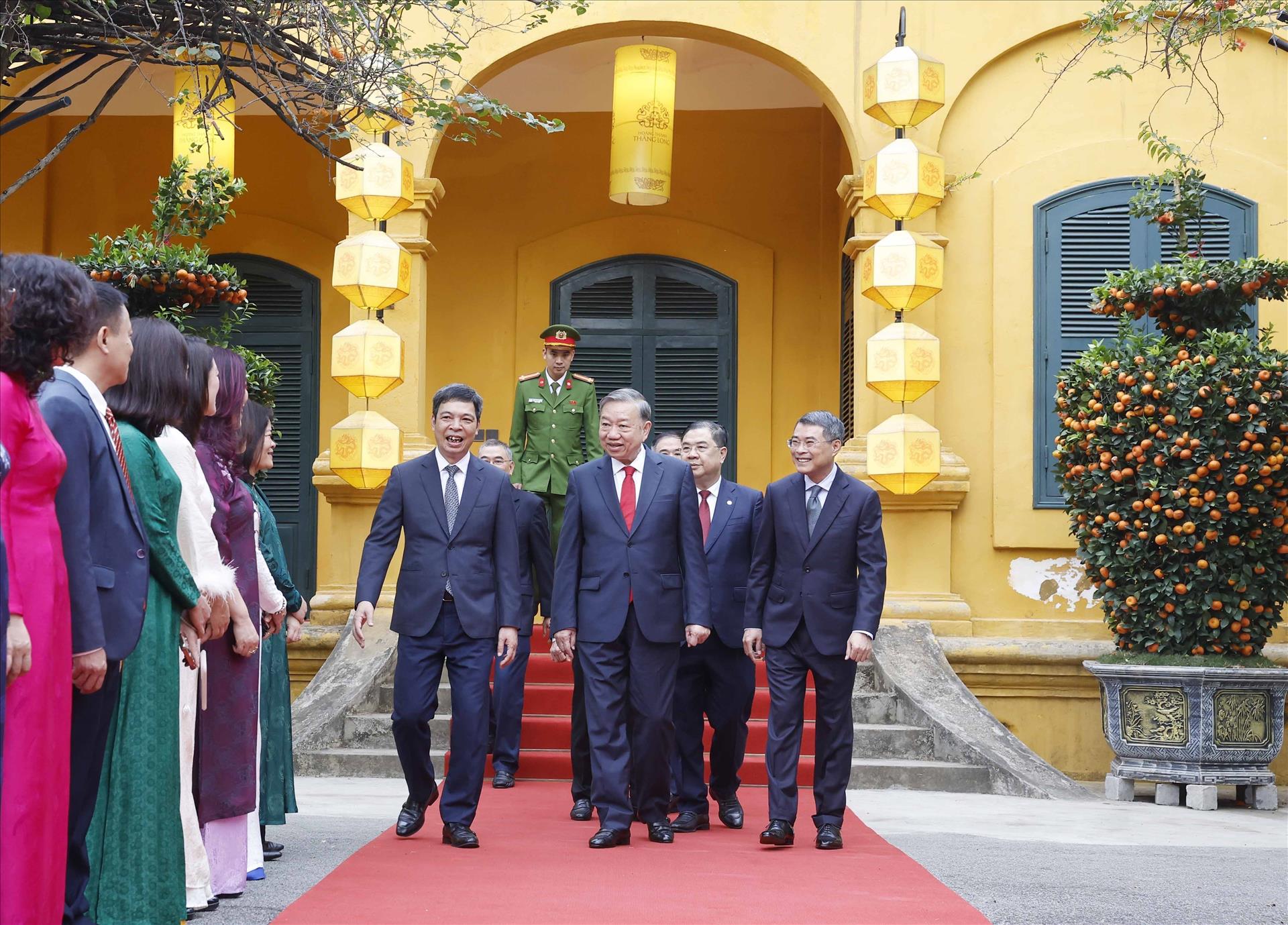 Tổng Bí thư Tô Lâm dâng hương tại Khu Di tích Hoàng thành Thăng Long và Di tích nhà 67