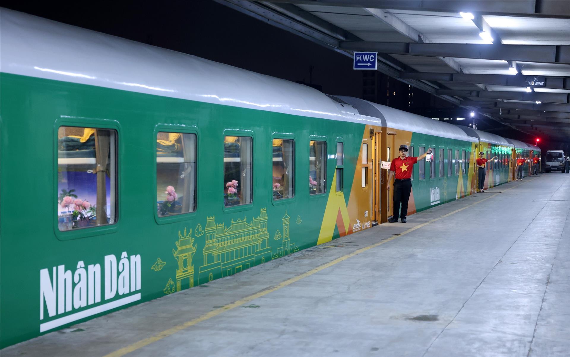 Chuyến tàu Hạnh phúc rời Ga Hà Nội, chở mùa Xuân về với Nhân dân