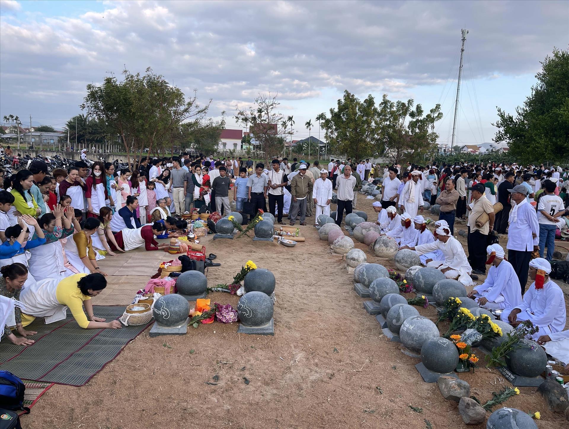 Đồng bào Chăm rộn ràng đón Tết cổ truyền Ramưvan