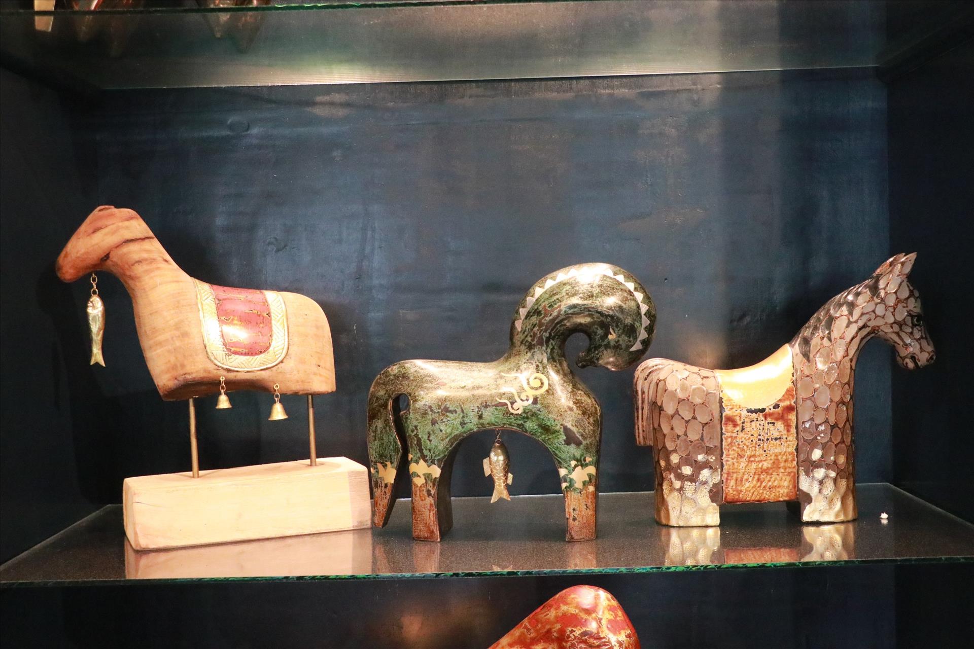 Linh vật ngựa viết tiếp hành trình hồi sinh từ củi lũ