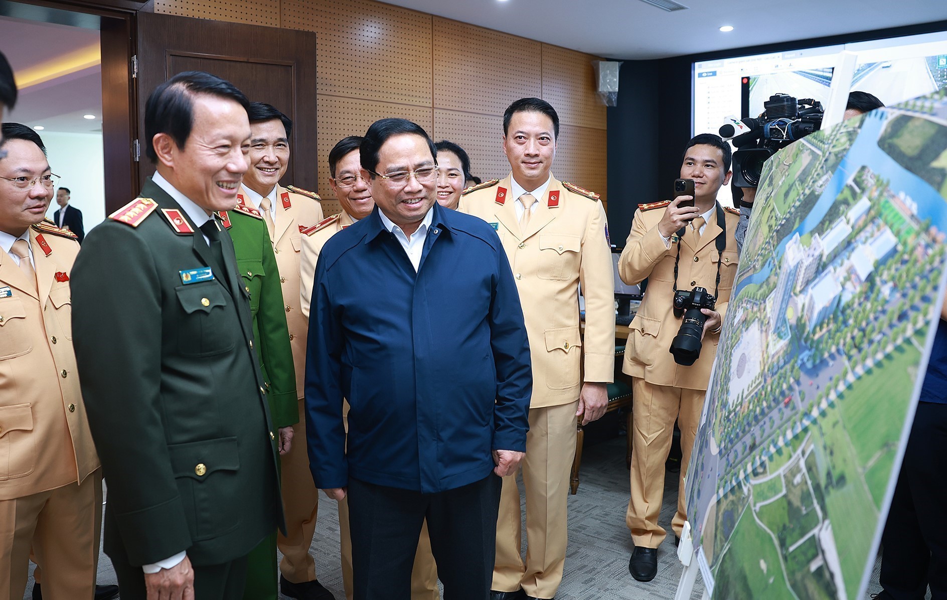 Thủ tướng Phạm Minh Chính chúc Tết, động viên lực lượng đảm bảo an toàn giao thông và an ninh mạng Bộ Công an
