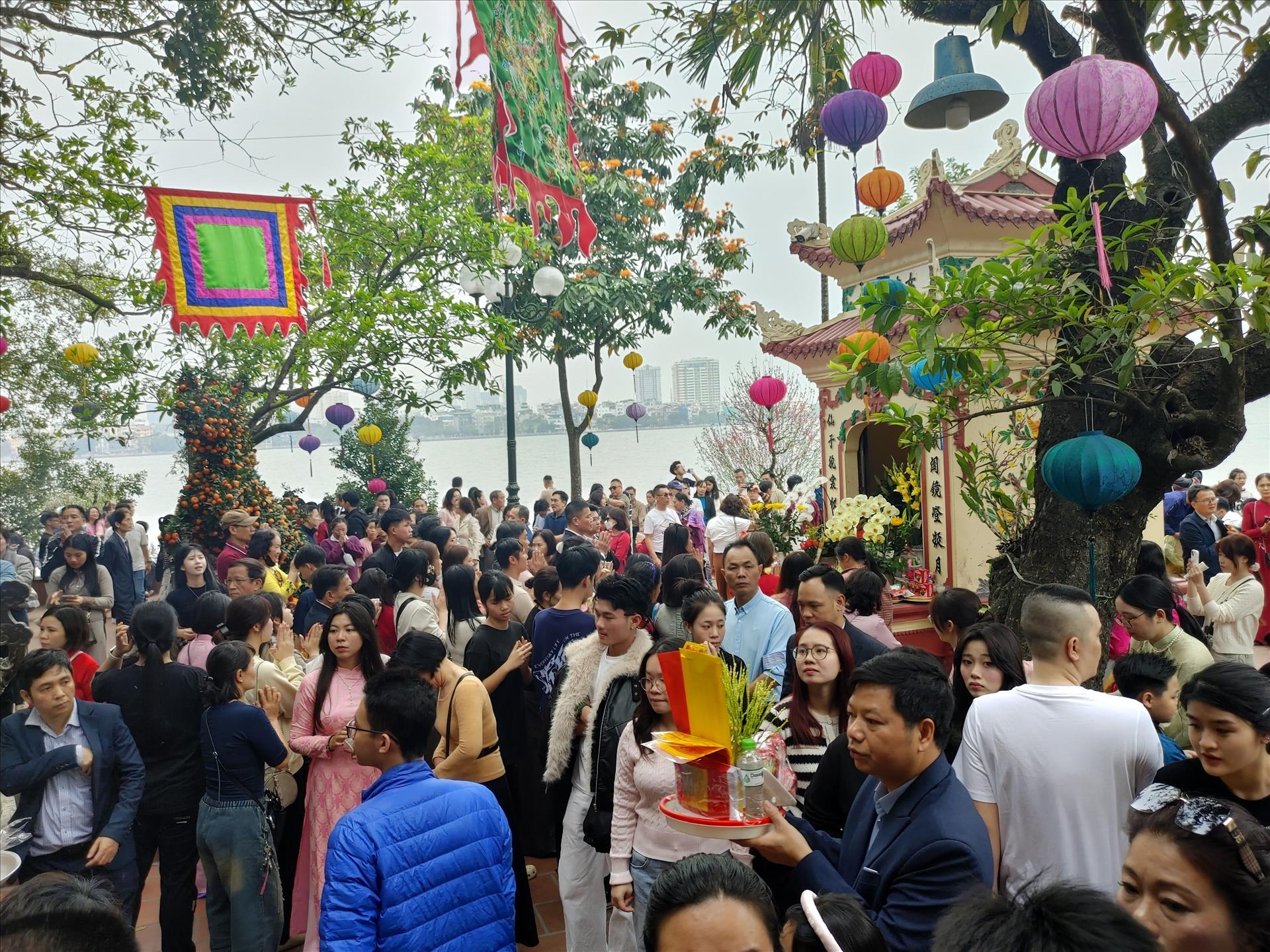 Les visites printanières aux pagodes préservent la culture spirituelle des Hanoïens