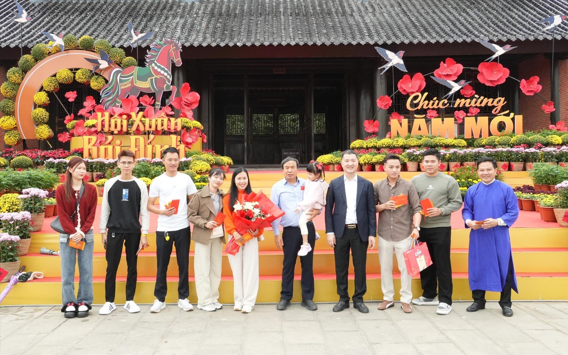 Ninh Bình chào đón những du khách đầu tiên xông đất đầu năm