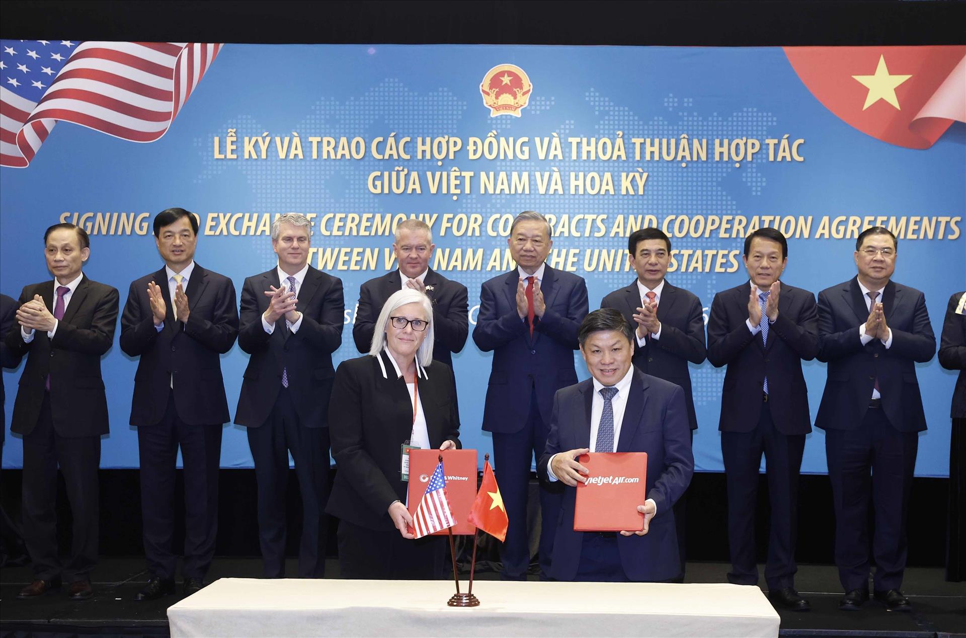 Tổng Bí thư chứng kiến lễ ký và trao các thoả thuận hợp tác giữa Việt Nam và Hoa Kỳ