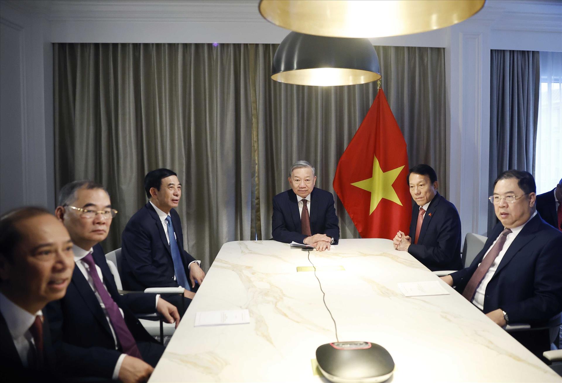 苏林总书记与美国前参议员帕特里克·莱希通电话