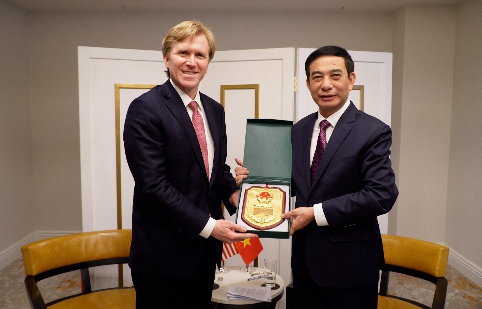 នាយឧត្តមសេនីយ៍ លោក ផាន់ វ៉ាន់ យ៉ាង ទទួលជួបជាមួយអនុរដ្ឋមន្ត្រីទីមួយនៃក្រសួងសង្គ្រាមសហរដ្ឋអាមេរិក