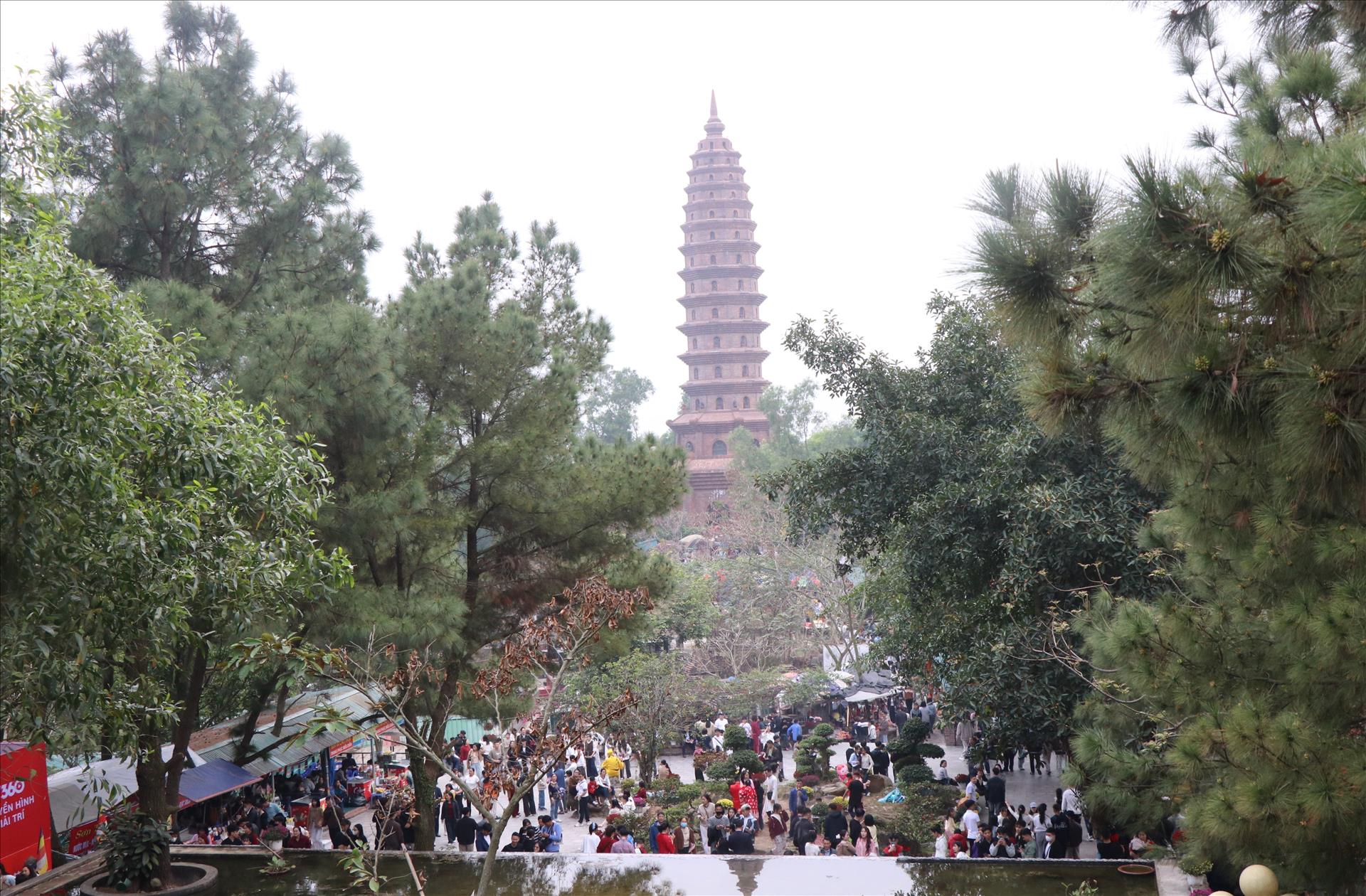 Du khách tưng bừng trẩy hội Phật Tích