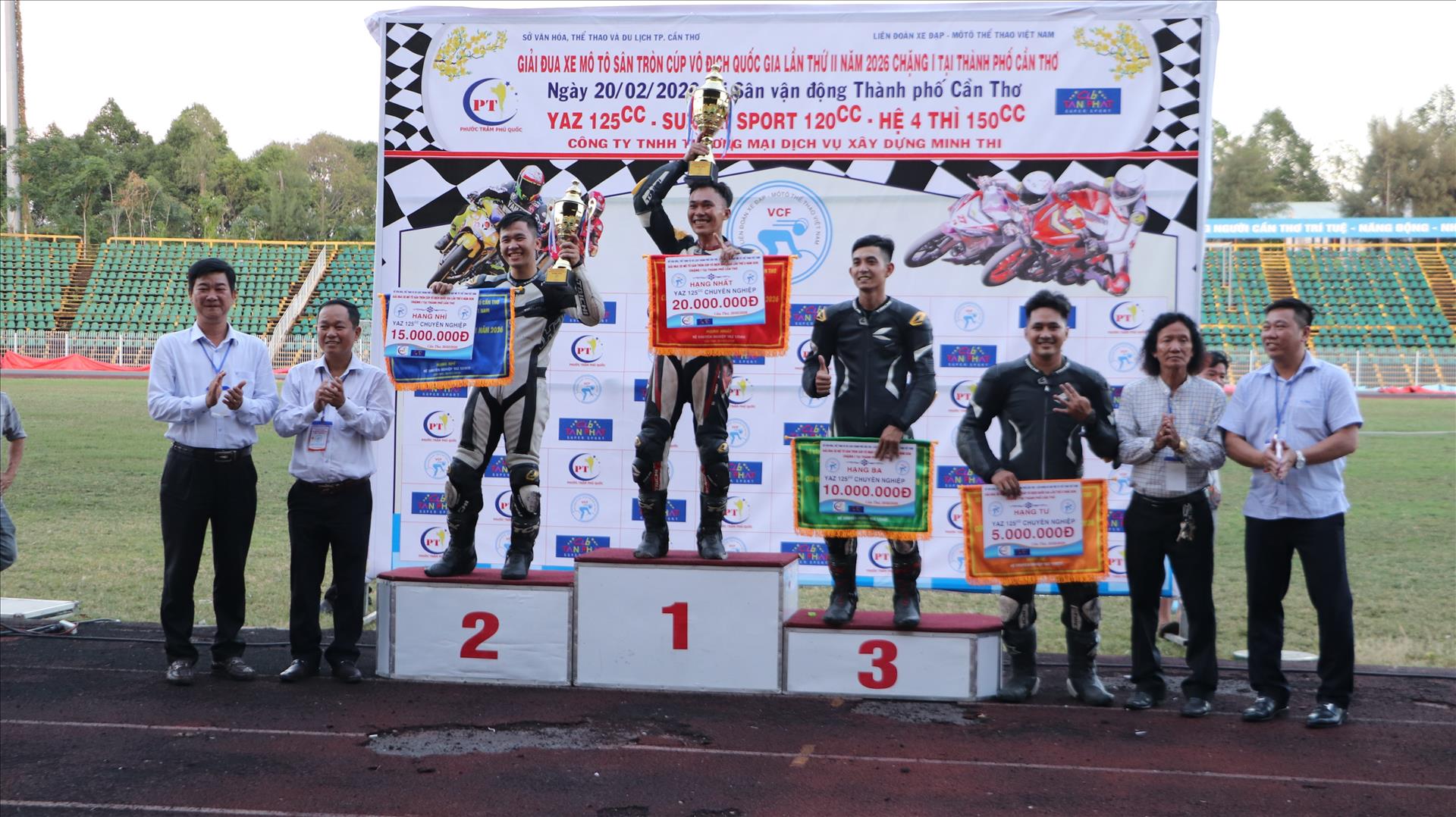 Các vận động viên tranh tài ở Giải đua xe mô tô sân tròn cúp vô địch quốc gia