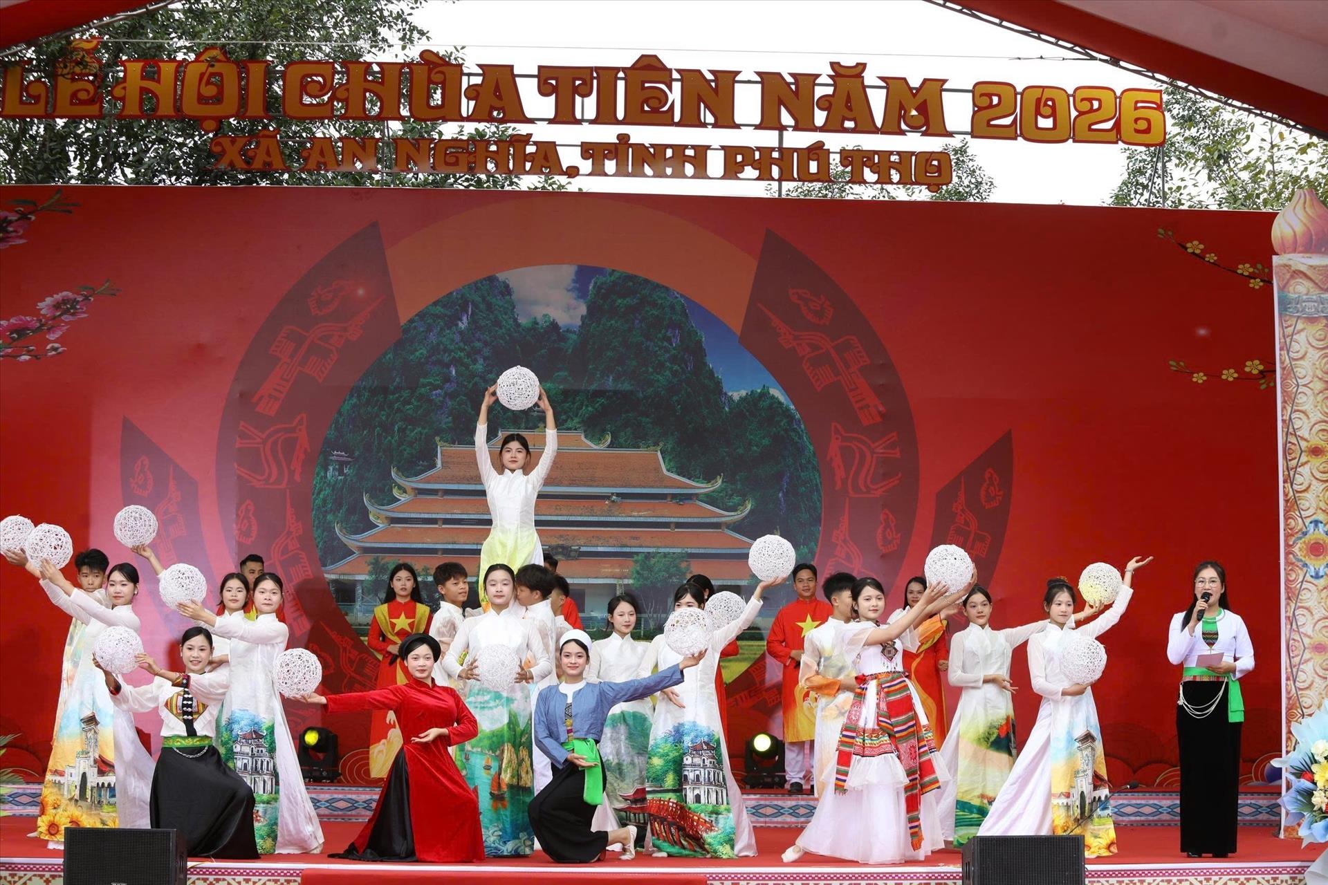 Rộn ràng khai hội Chùa Tiên