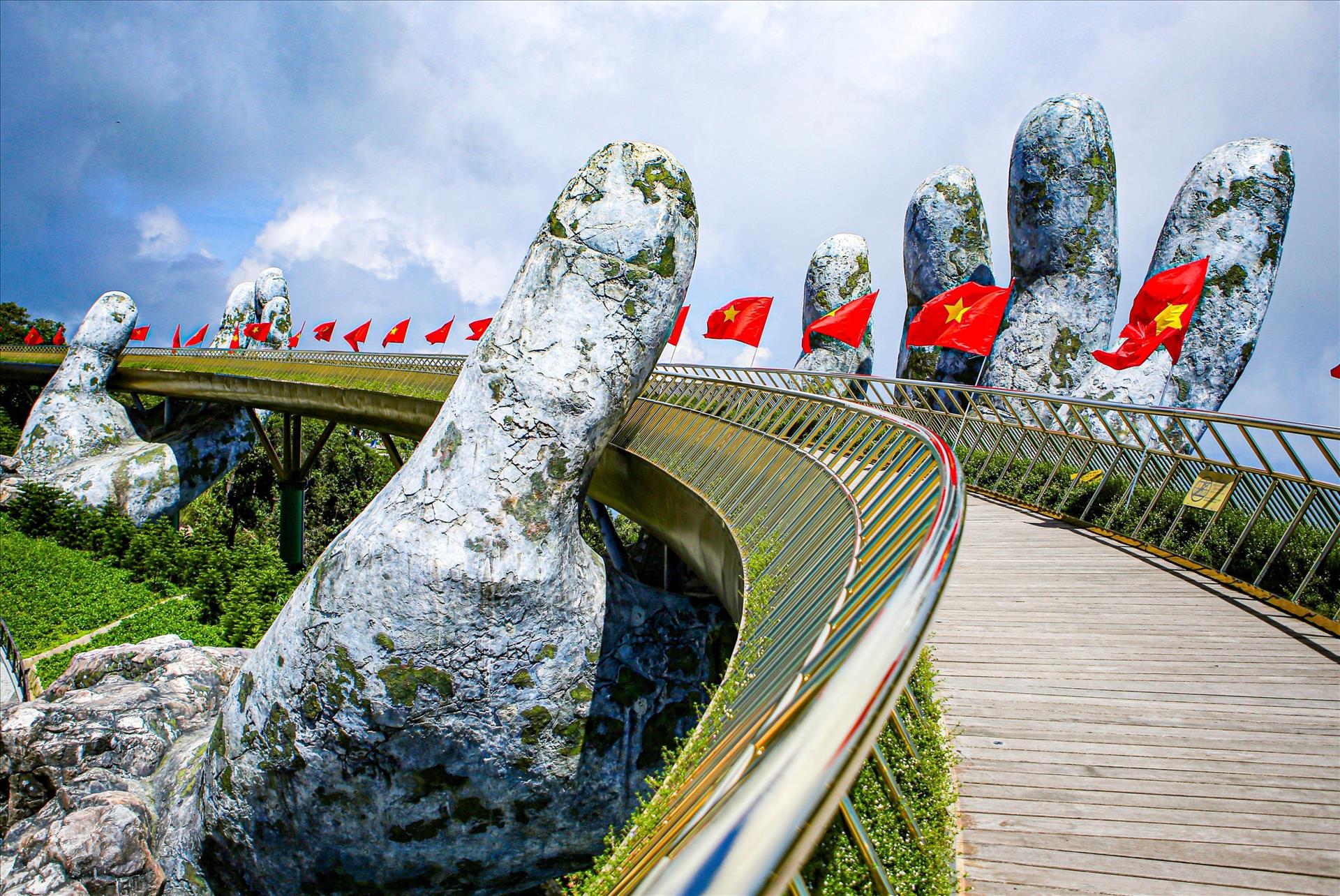Golden Bridge enters top bridges of the world