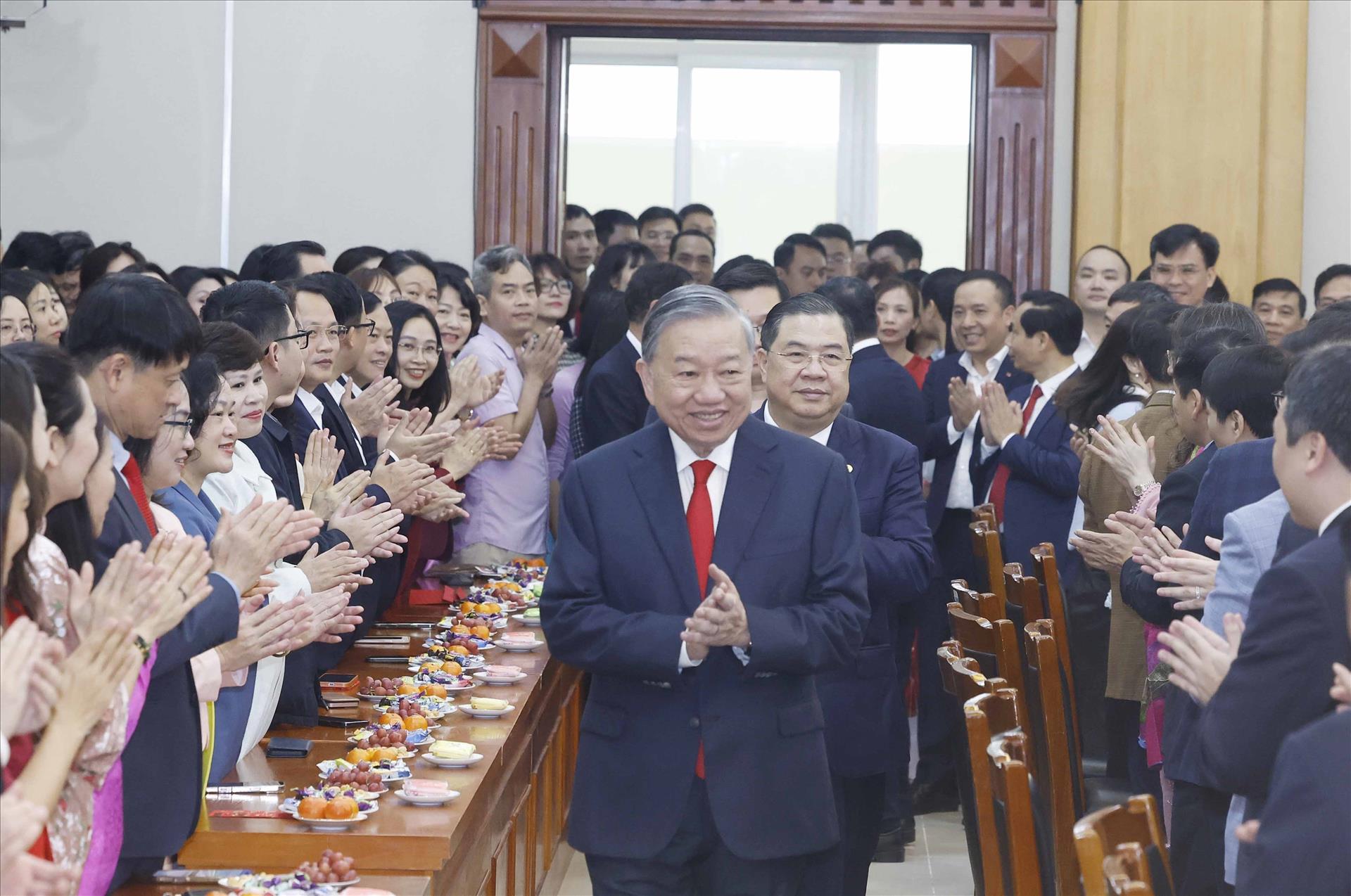 Top leader urges Party Central Committees Office to soon resume work after Tet break