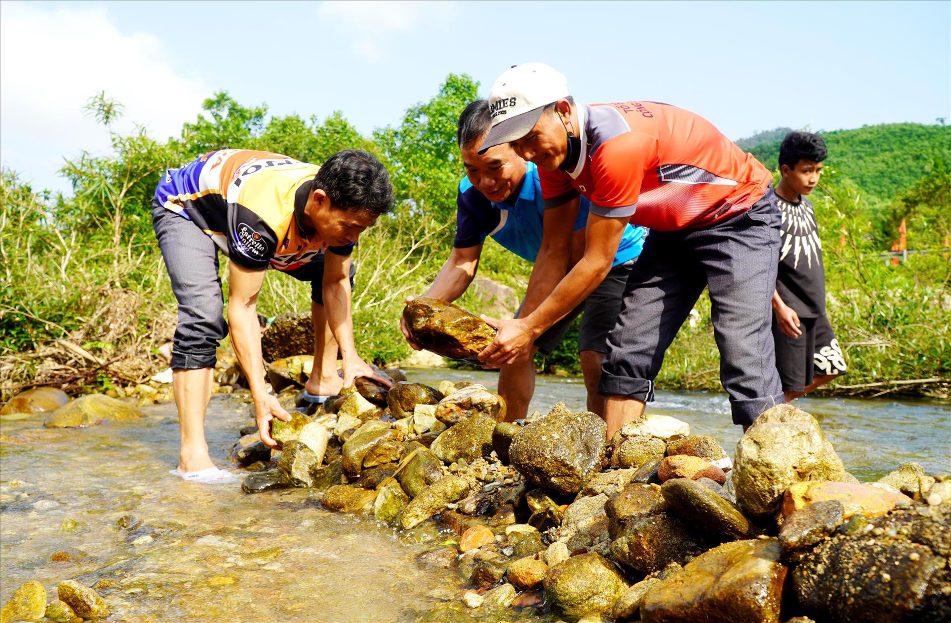 Tục Đắp chăn săn cá suối của đồng bào Co