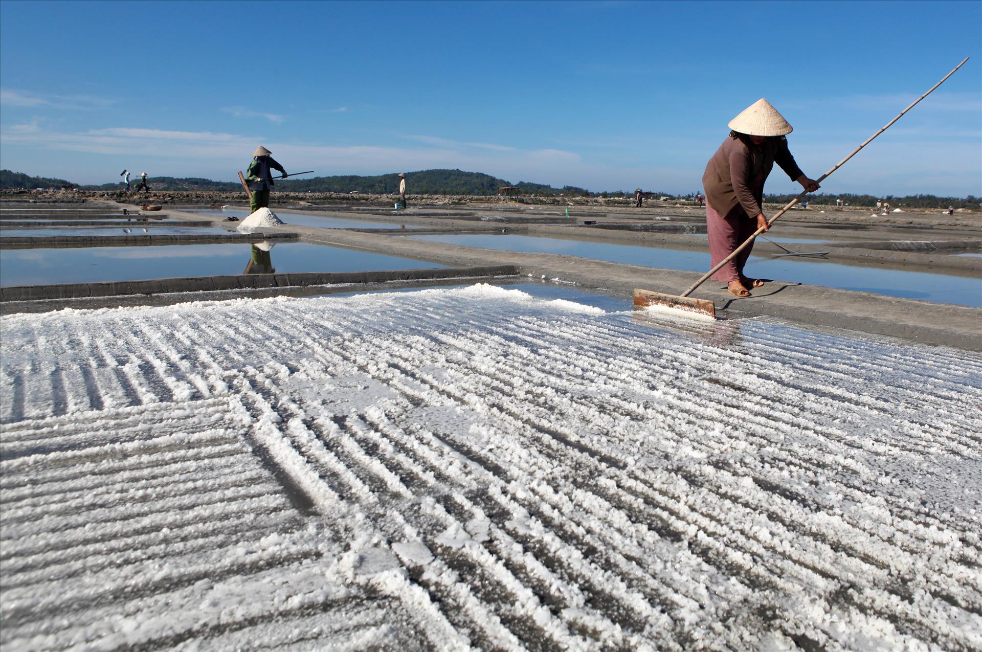 Trăm năm nghề muối Sa Huỳnh