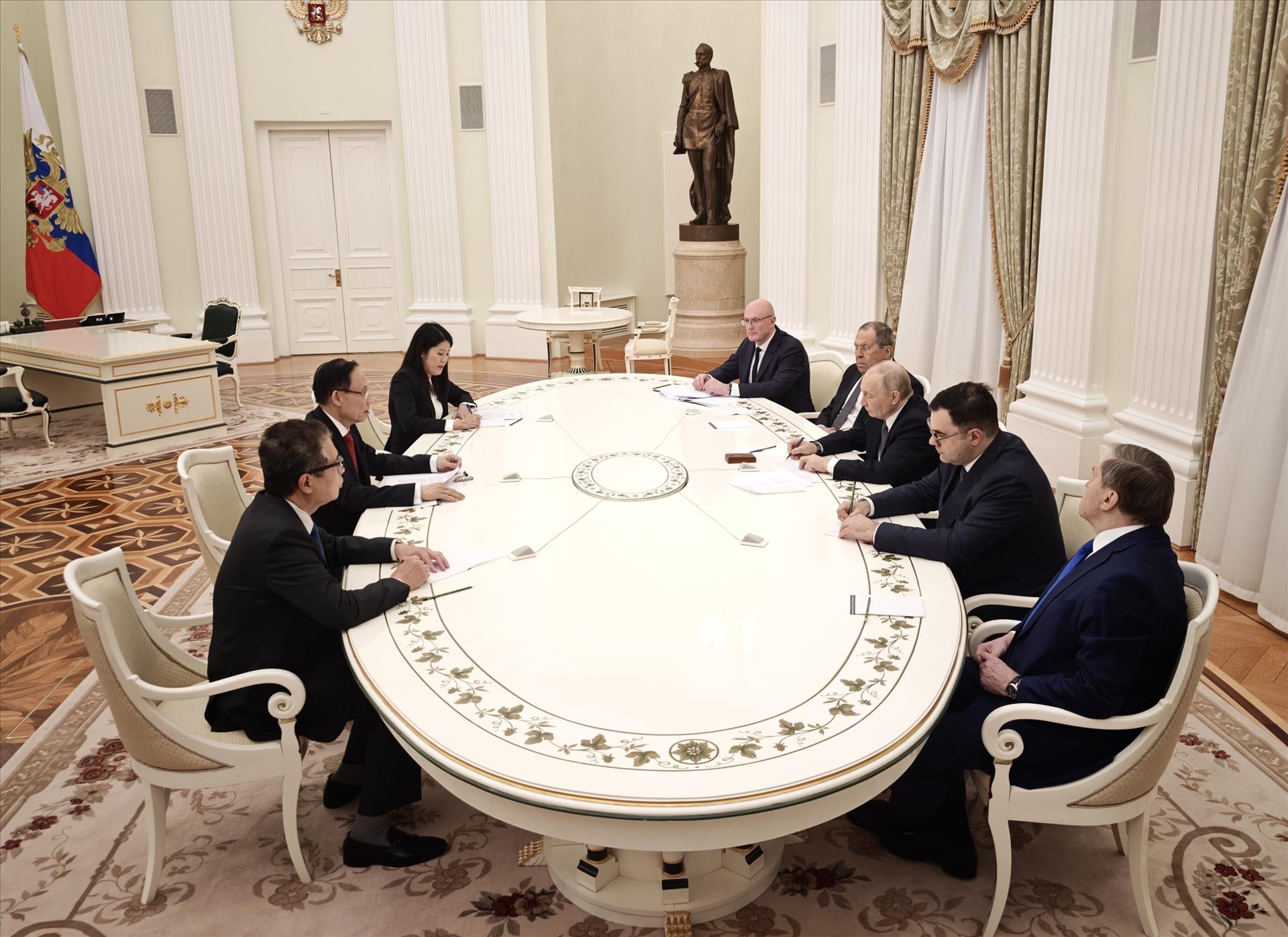 Party leaders special envoy meets with Russian President