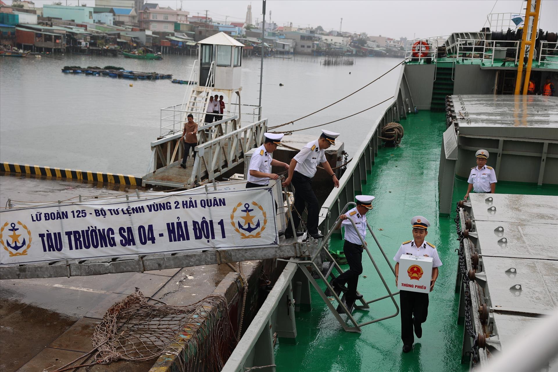 Cử tri TP. Hồ Chí Minh làm việc dài ngày trên biển bỏ phiếu sớm