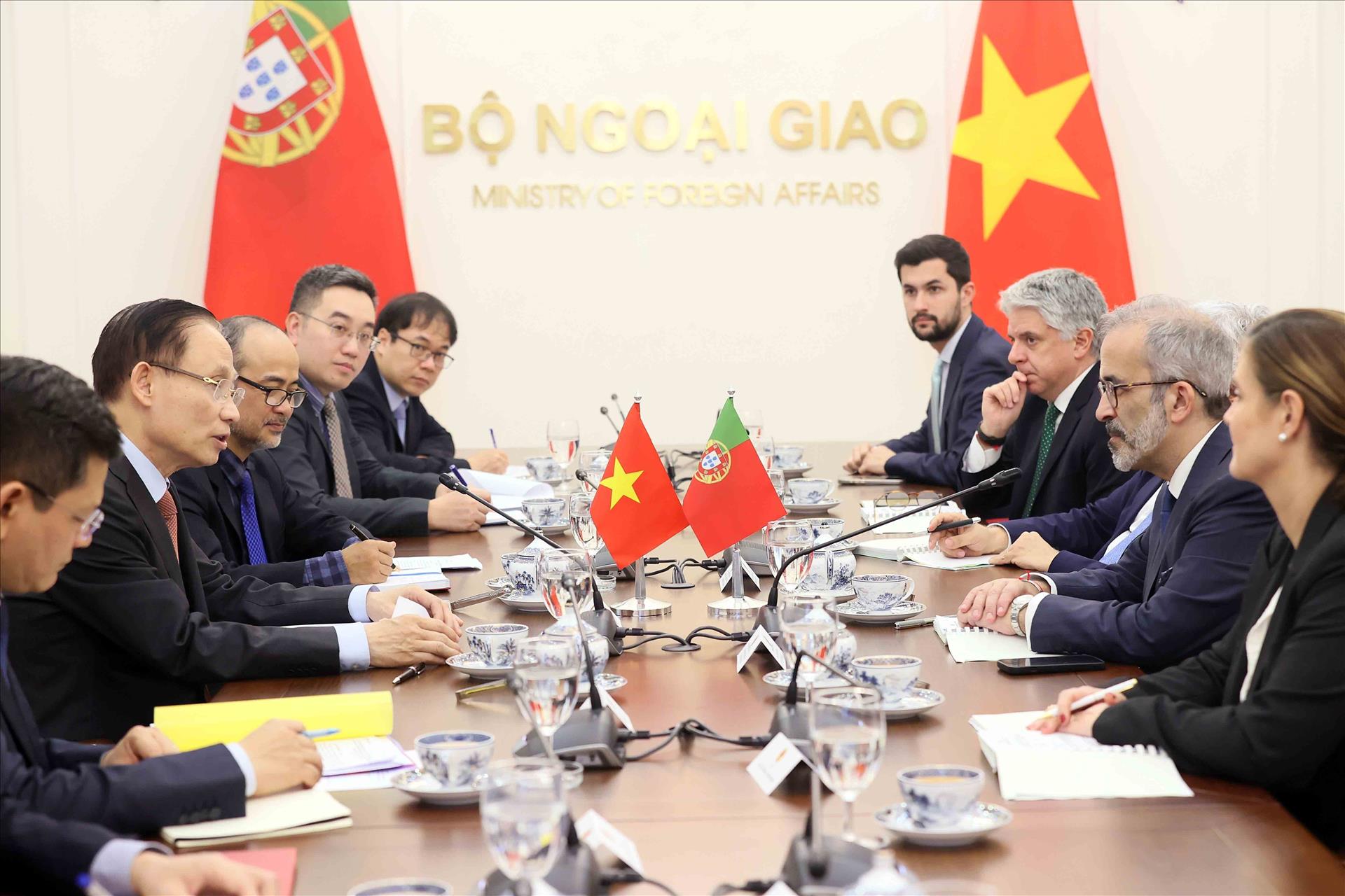 Bộ trưởng Ngoại giao Lê Hoài Trung hội đàm với Bộ trưởng Quốc vụ, Bộ trưởng Ngoại giao Bồ Đào Nha Paulo Rangel