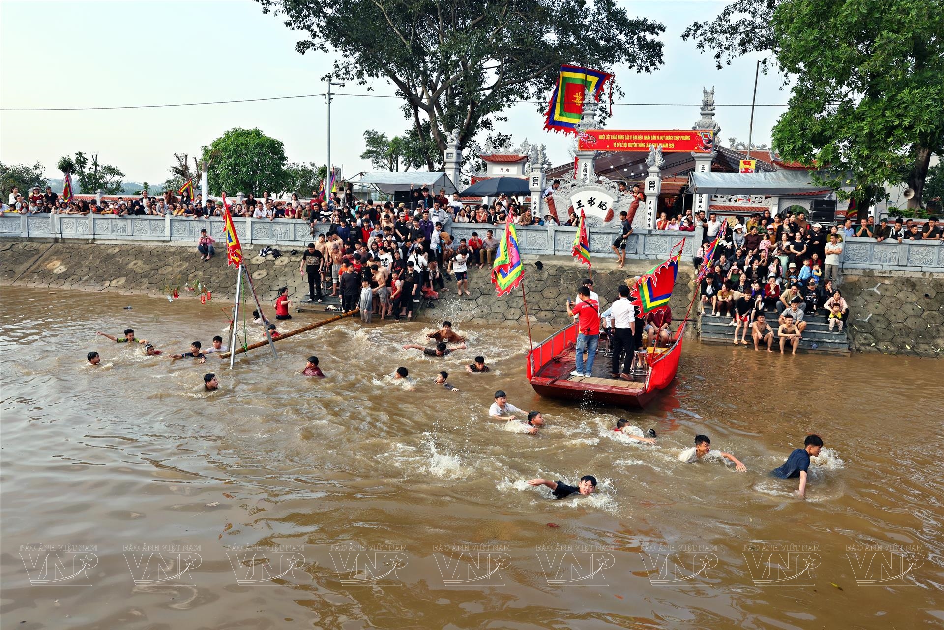 Về Kim Lan nghe Quan họ, đi cầu khỉ hái lộc, xem hội bắt vịt đầu xuân