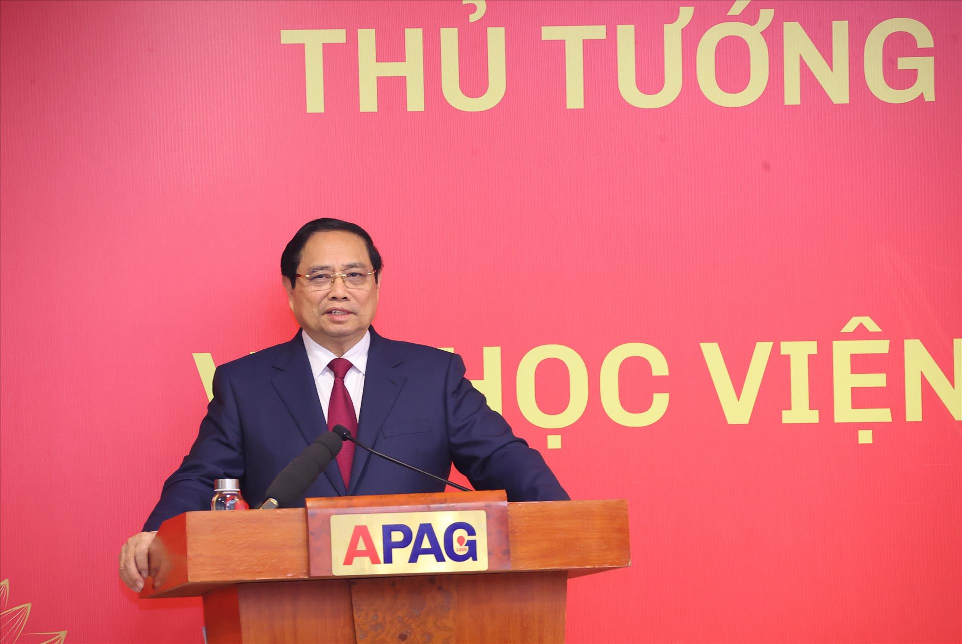 Premier de Vietnam destaca rol de la gobernanza administrativa pública en proceso de desarrollo