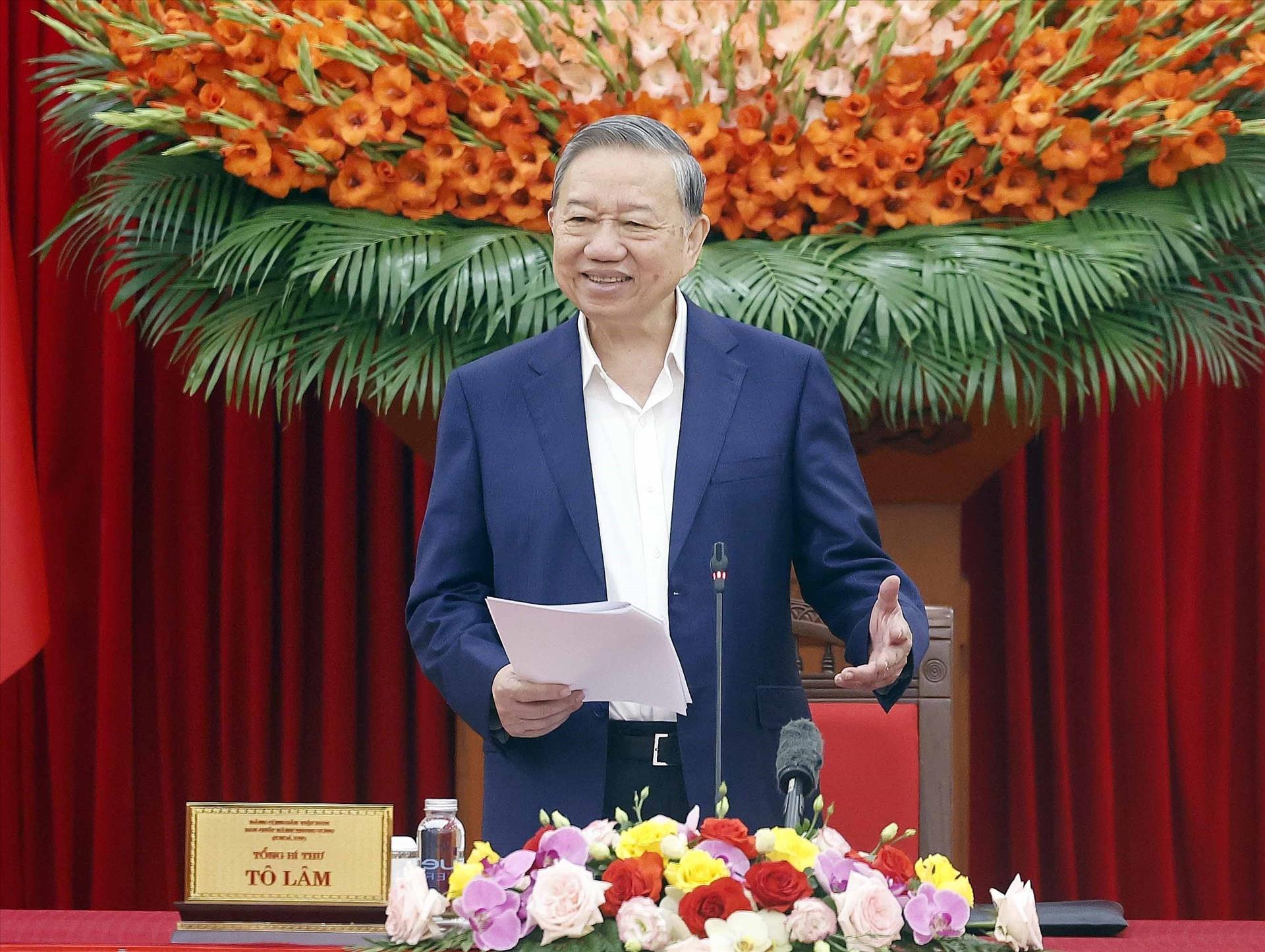 Party chief calls for theoretical, practical foundations for strategic decisions in new phase