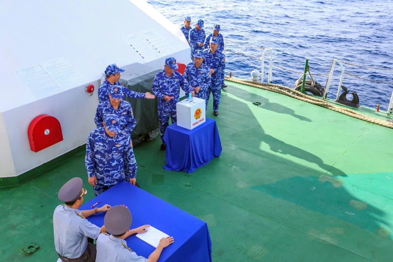 Tàu Kiểm ngư 260 hoàn thành công tác bầu cử sớm trên biển