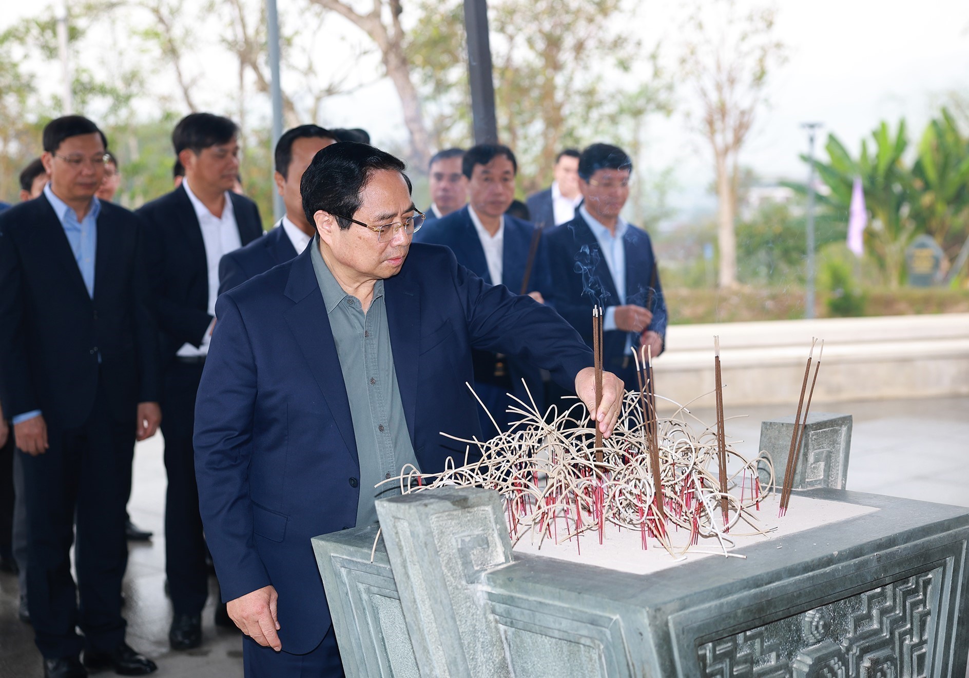 PM pays tribute to President Ho Chi Minh, martyrs contributing to Dien Bien Phu Victory