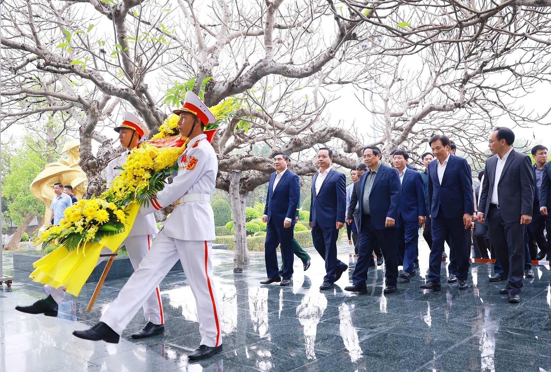 Thủ tướng Phạm Minh Chính tưởng nhớ, tri ân Chủ tịch Hồ Chí Minh và các Anh hùng, liệt sĩ làm nên chiến thắng Điện Biên Phủ