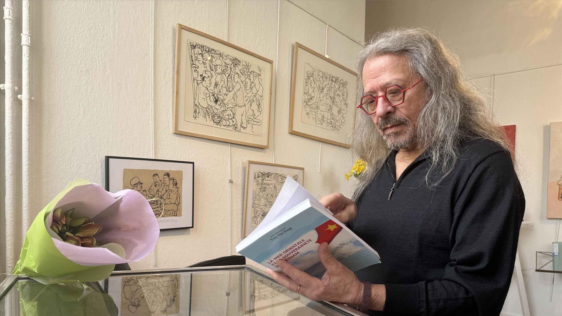 Triển lãm tranh và sách Hồn Việt trên đất Pháp