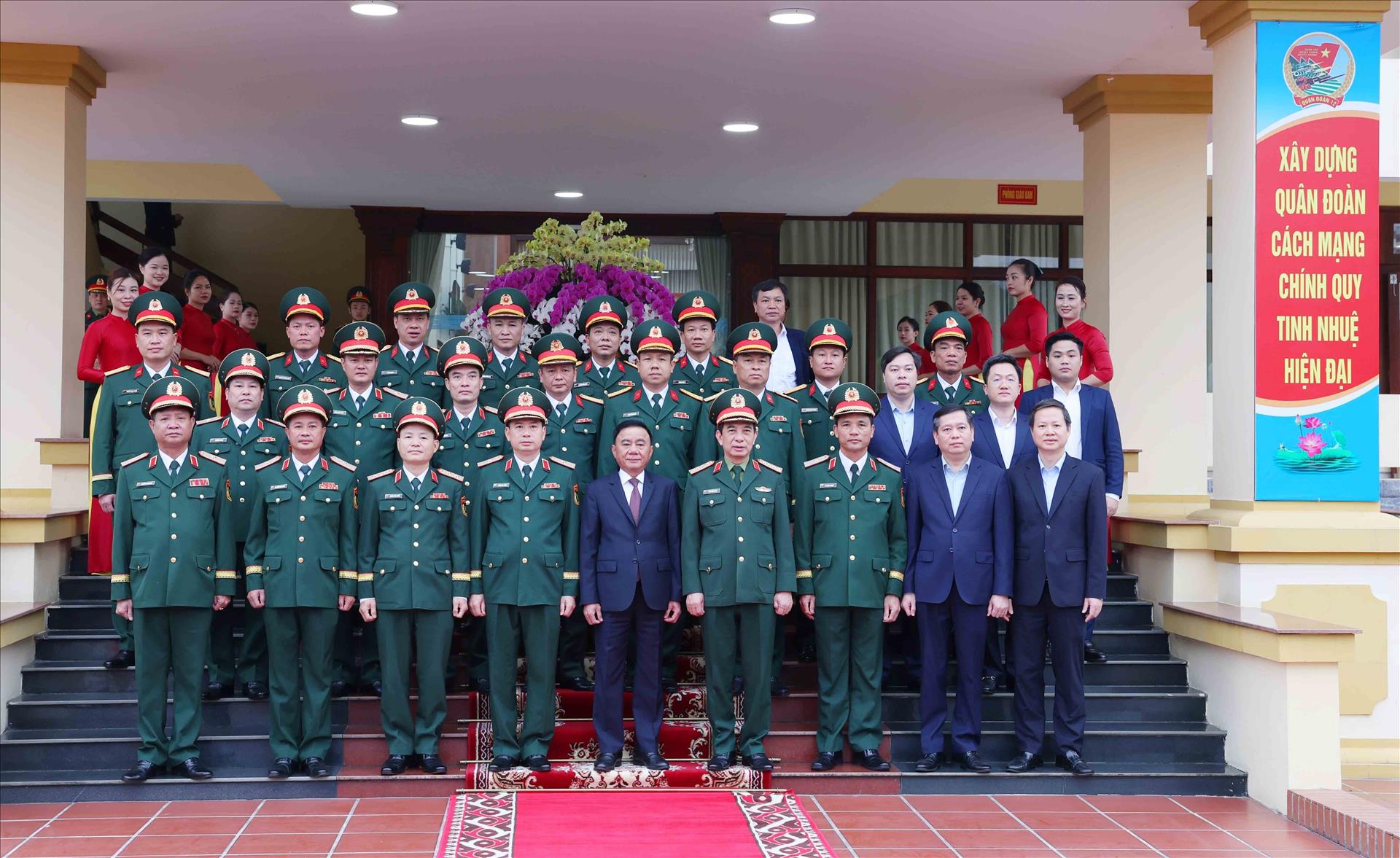 Thường trực Ban Bí thư Trần Cẩm Tú chủ trì làm việc với Ban Thường vụ Quân đoàn 12