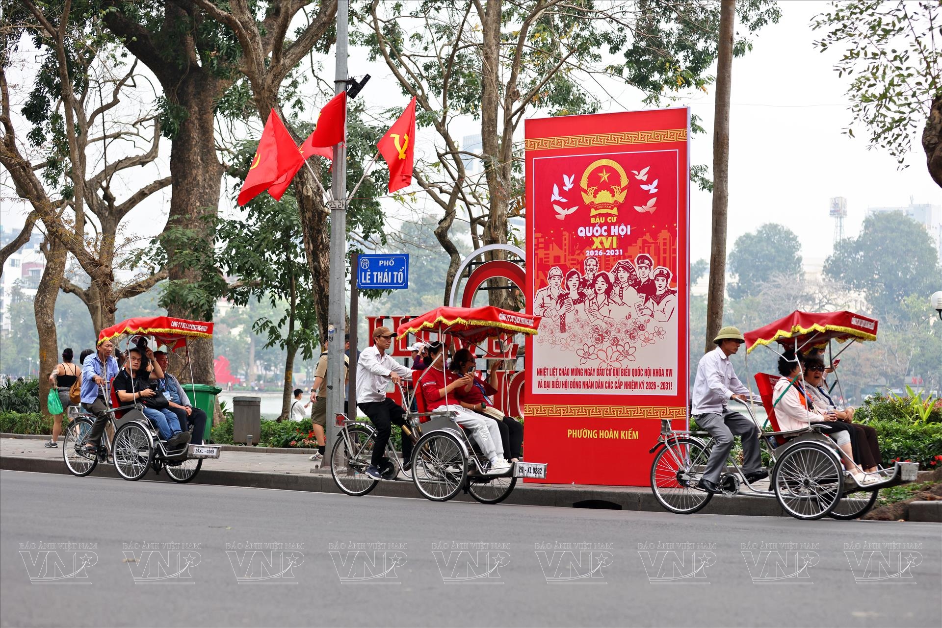 Hà Nội rực rỡ trước ngày hội lớn của non sông