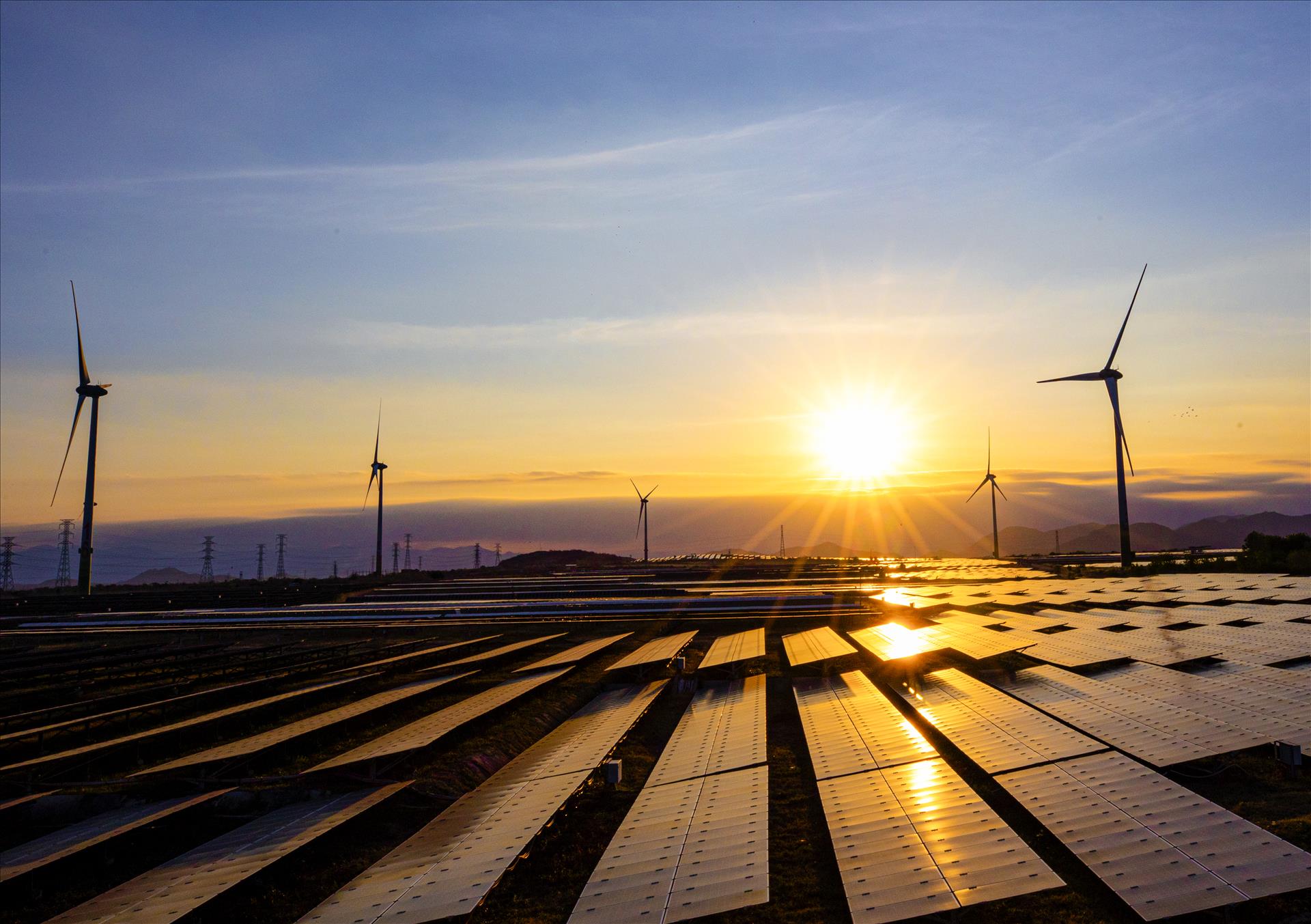 Nghị quyết 57-NQ/TW: Đòn bẩy thúc đẩy phát triển năng lượng tái tạo tại Việt Nam