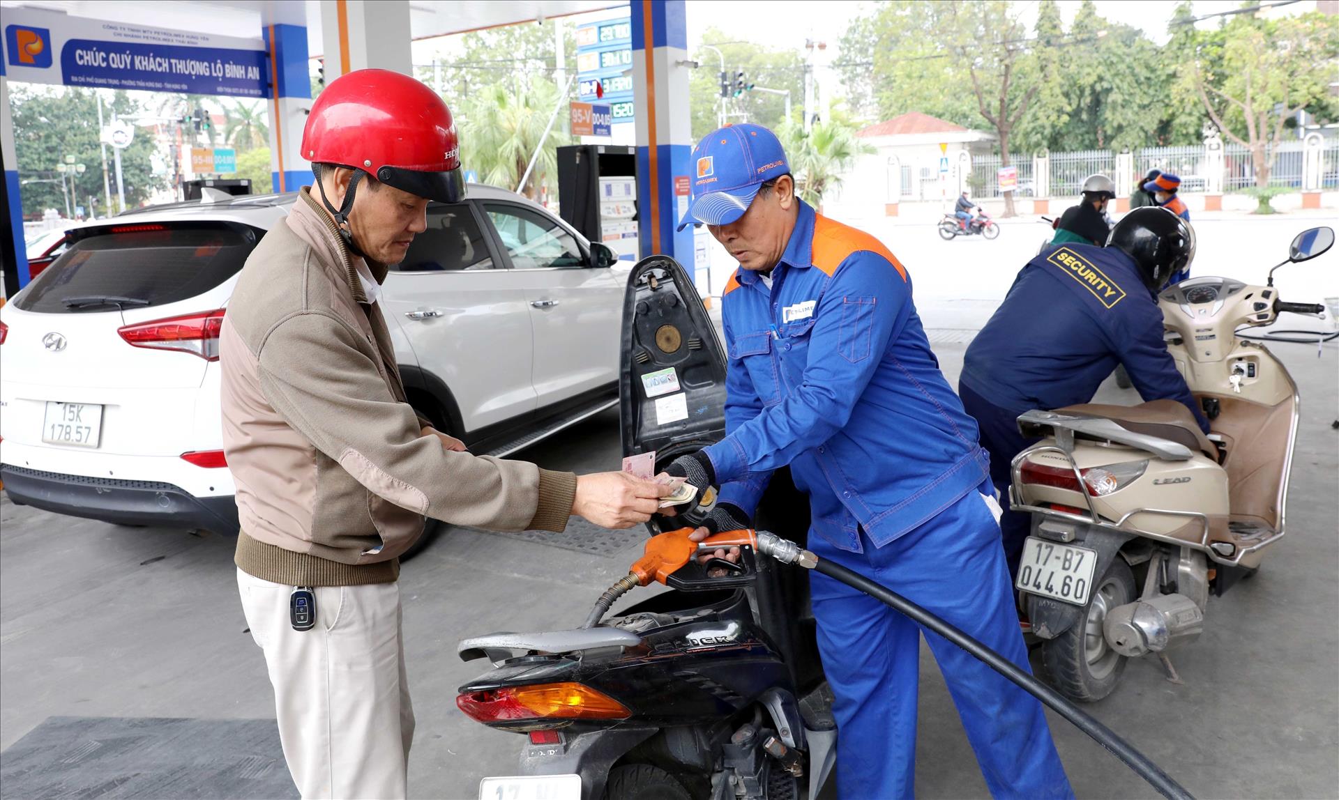 PM orders stronger measures to ensure stable petrol supply